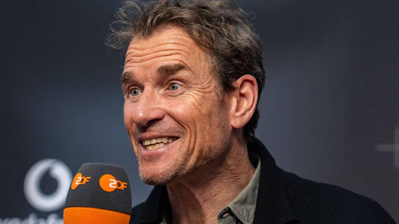 Jens Lehmann spricht in ein ZDF-Mikrofon.