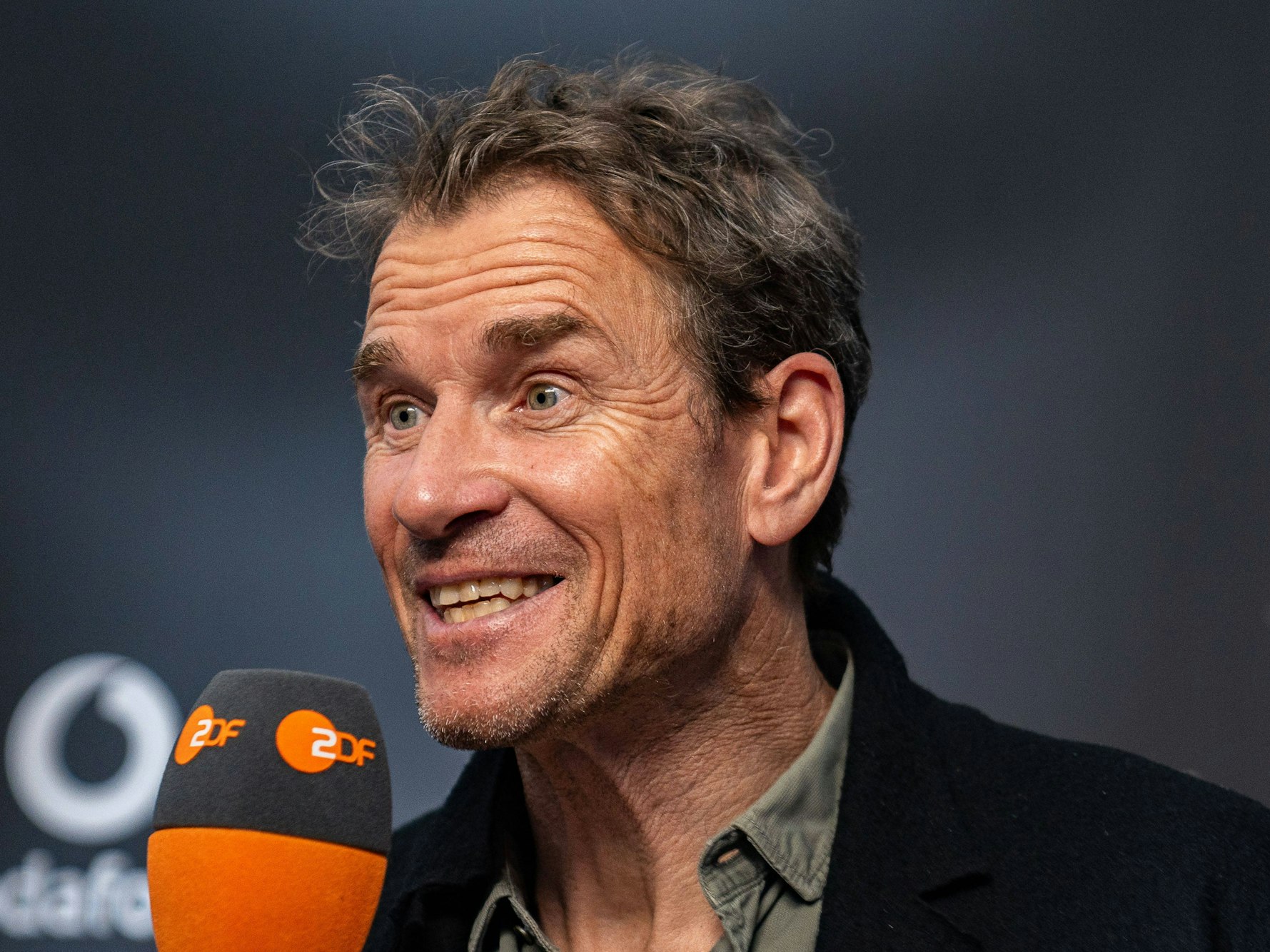 Jens Lehmann spricht in ein ZDF-Mikrofon.