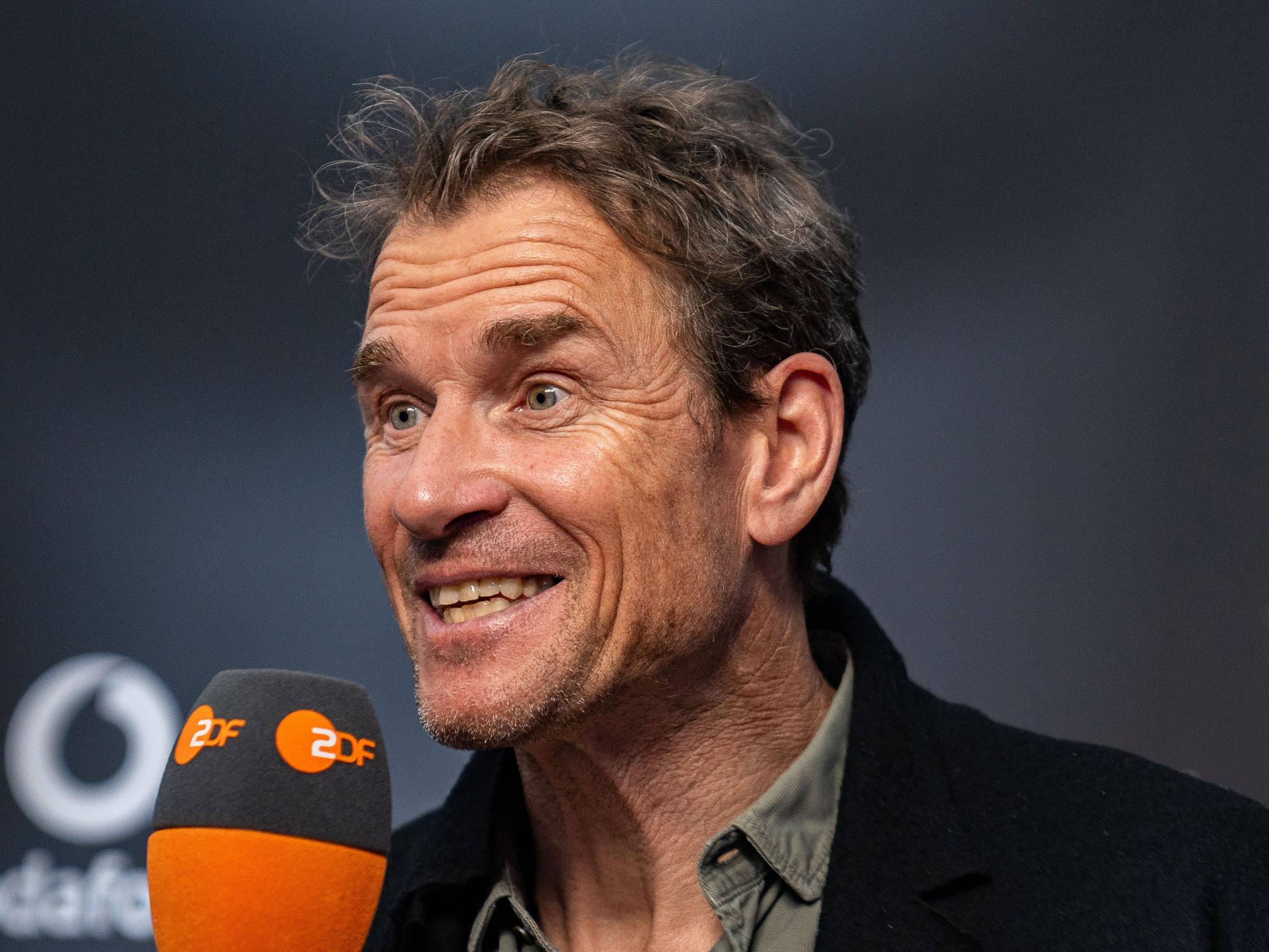Jens Lehmann spricht in ein ZDF-Mikrofon.