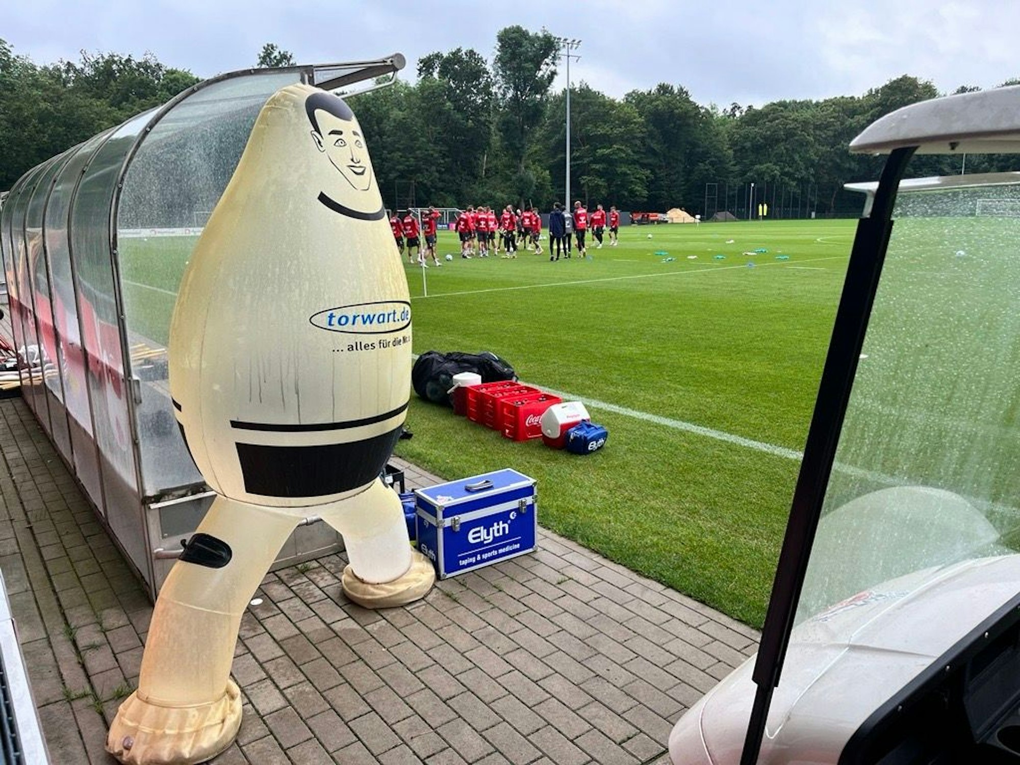 Die FC-Profis trainieren im Nieselregen.