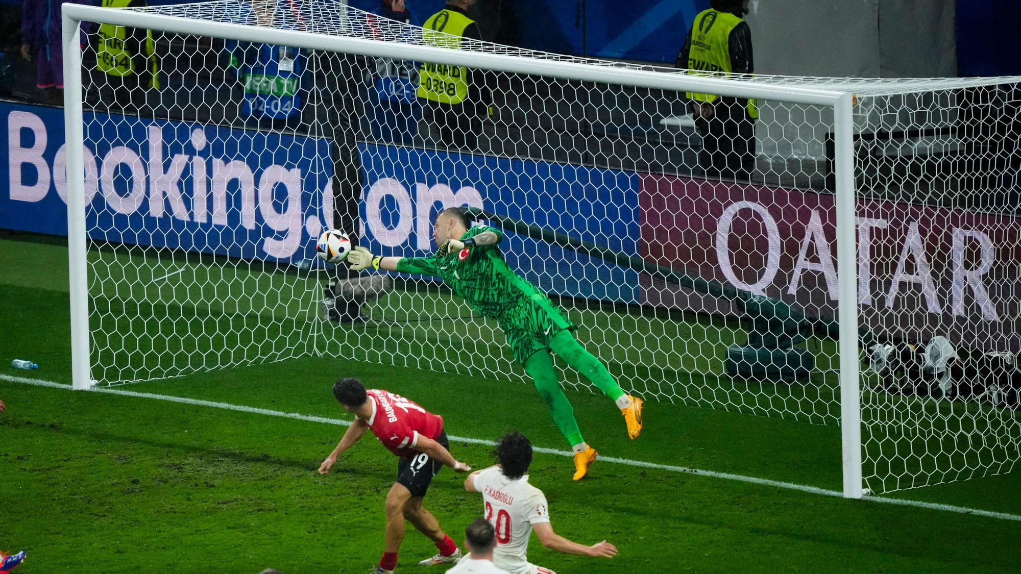 Mert Günok rettet der Türkei mit einer Glanzparade den Sieg im EM-Achtelfinale gegen Österreich.