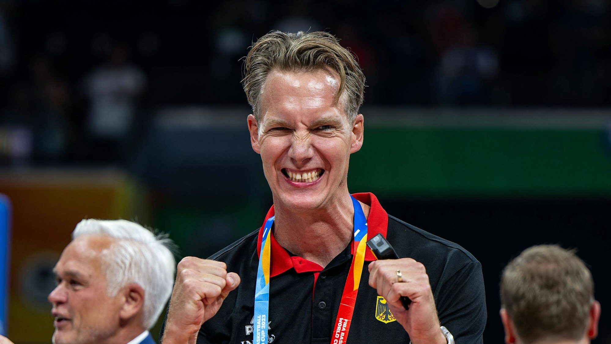 Freut sich mit der Mannschaft über den WM-Titel. Der Kölner Physiotherapeut Frank Offermann.