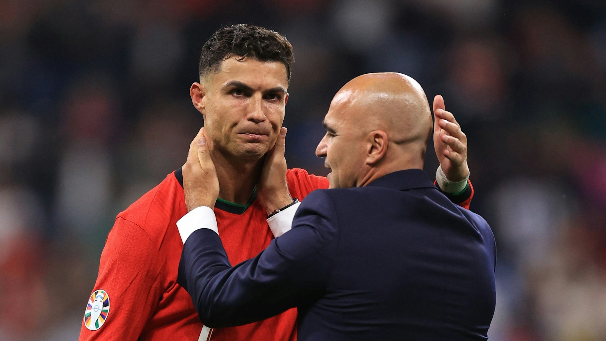 Cristiano Ronaldo nach dem dramatischen EM-Achtelfinale von Portugal gegen Slowenien mit Trainer Roberto Martínez.