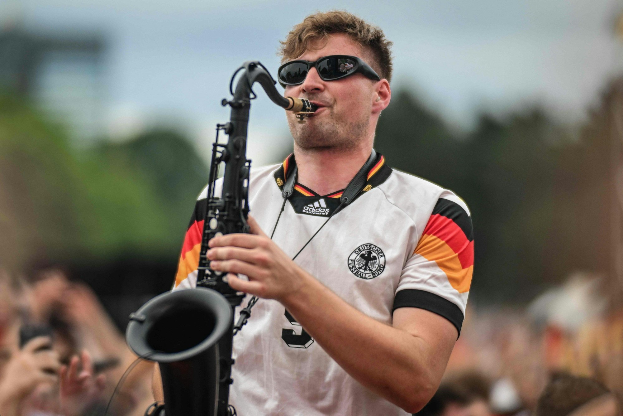 Saxofonist André Schnura spielt vor Fans.