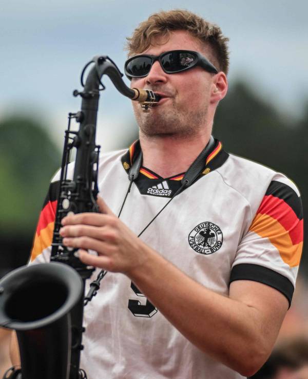 Saxofonist André Schnura spielt vor Fans.