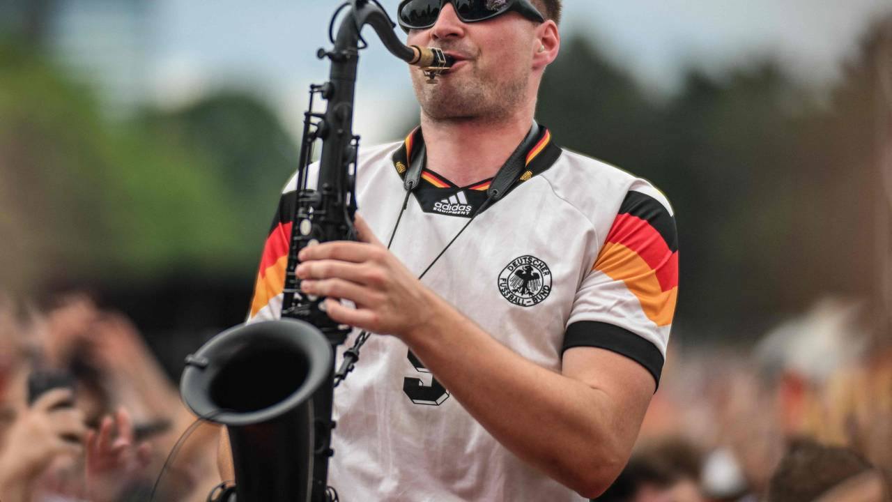 Saxofonist André Schnura spielt vor Fans.