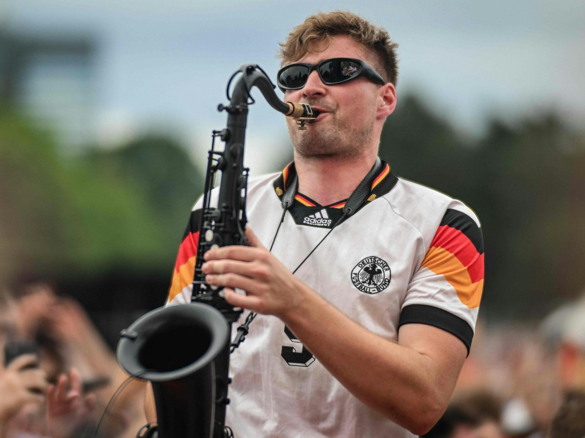 Saxofonist André Schnura spielt vor Fans.