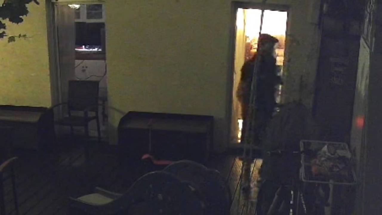 Ein Mann steht im Dunkeln auf einer Terrasse.