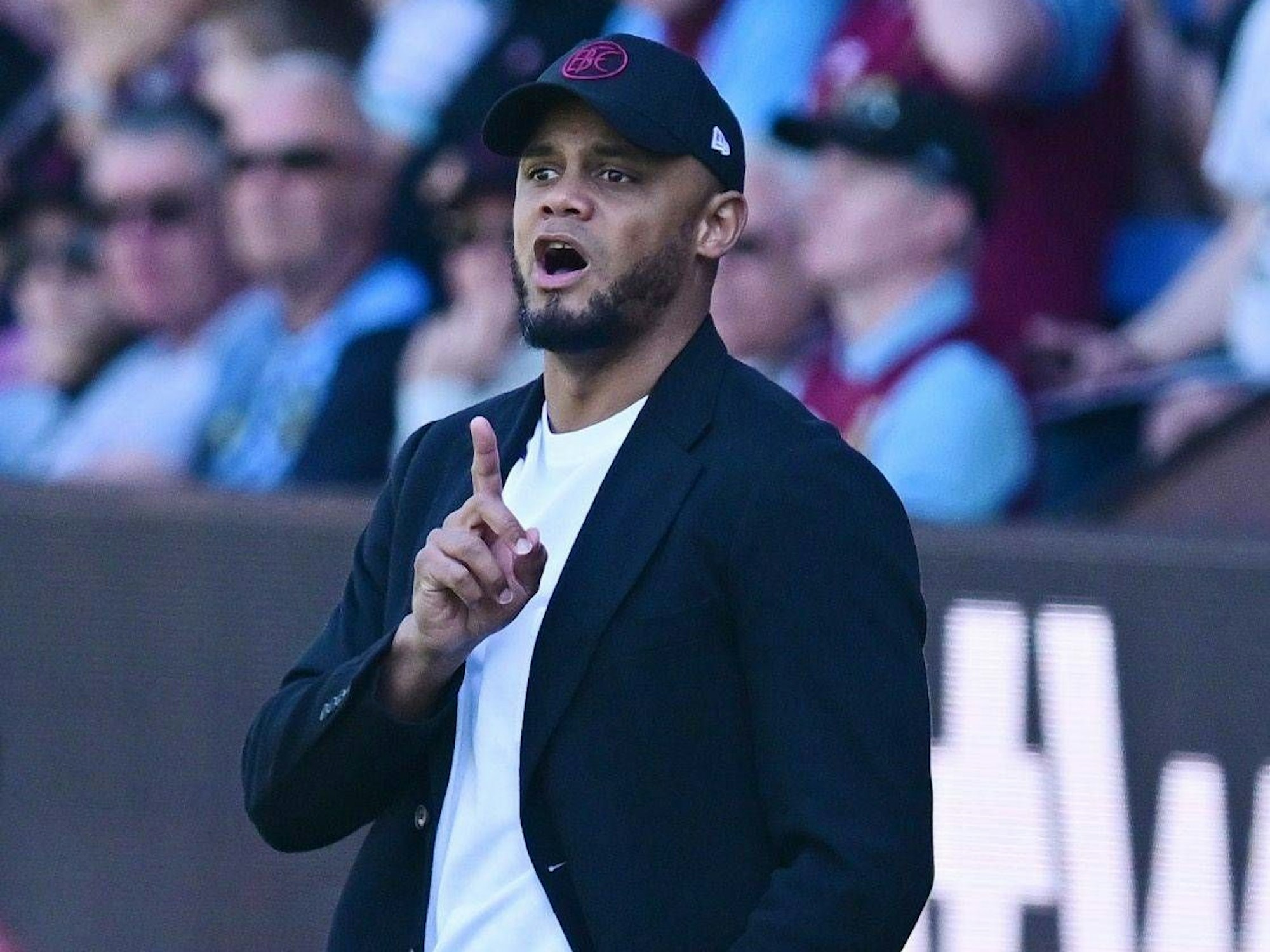 Vincent Kompany steht an der Seitenlinie und gibt Anweisungen.