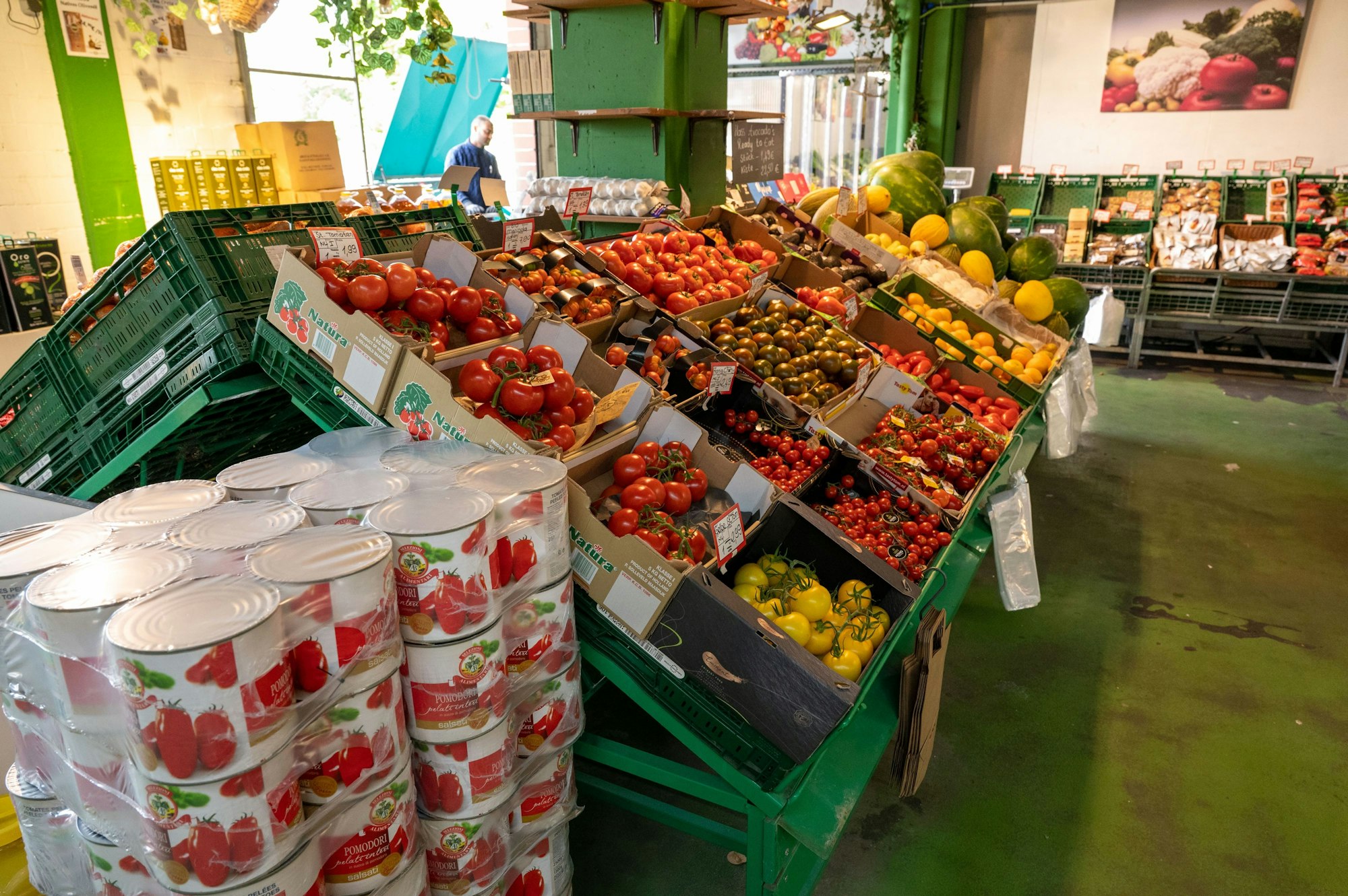 Obst und Gemüse in Kisten in einem Geschäft.