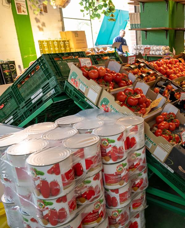 Obst und Gemüse in Kisten in einem Geschäft.