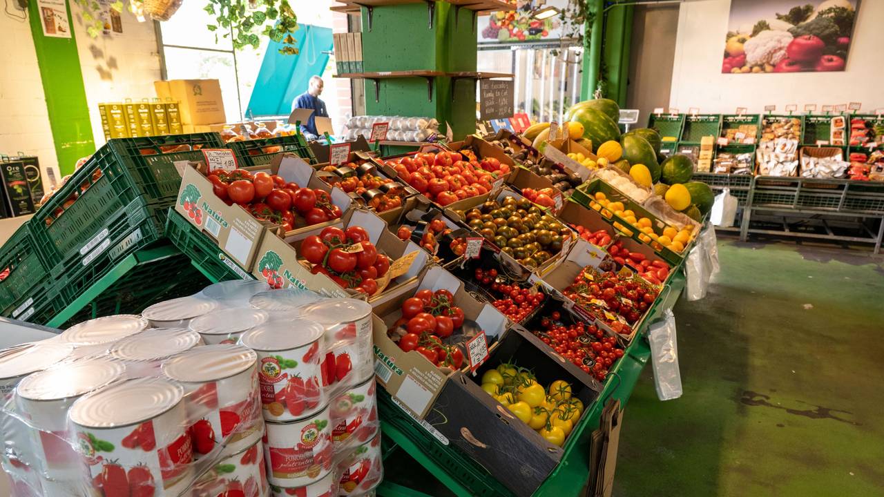 Obst und Gemüse in Kisten in einem Geschäft.