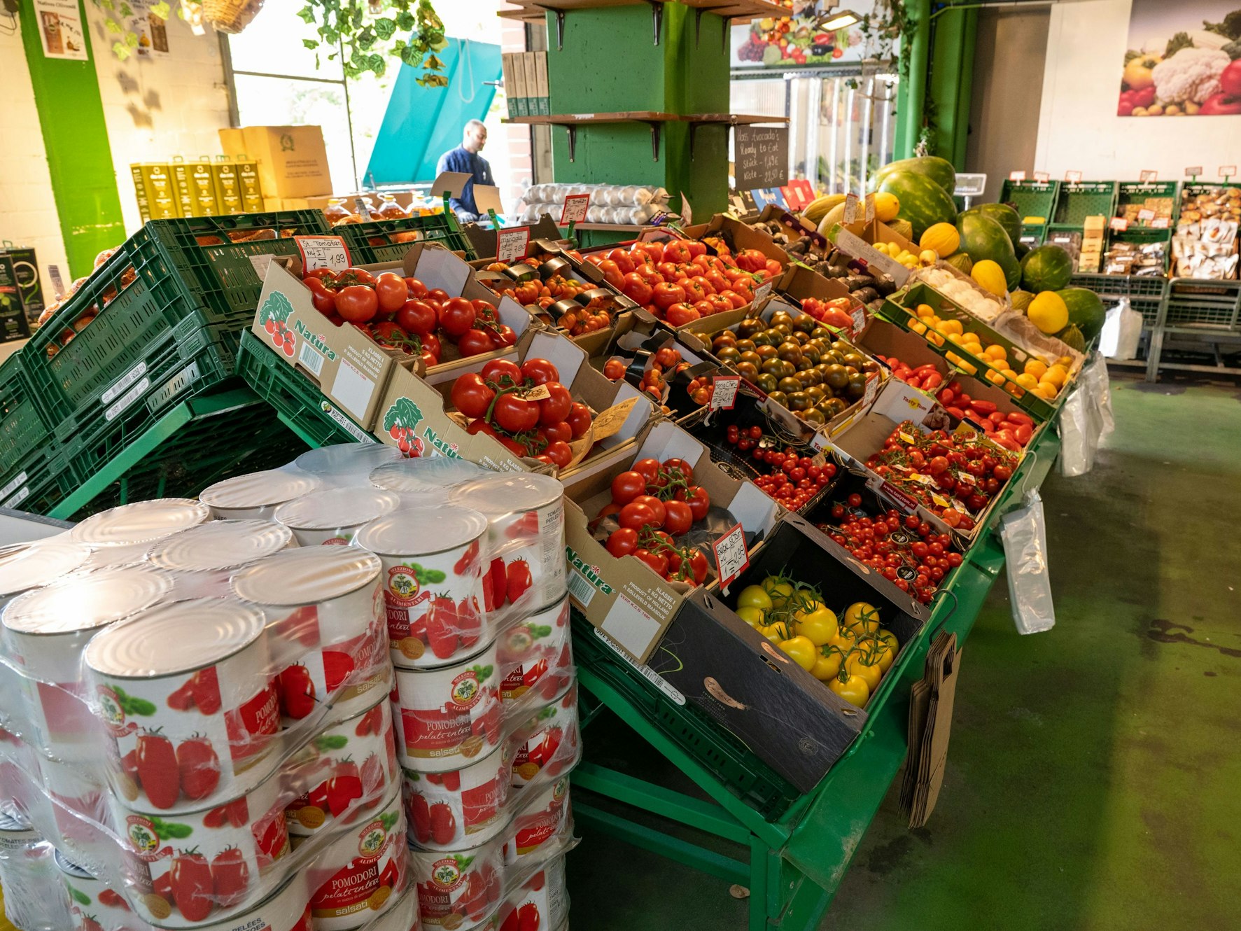 Obst und Gemüse in Kisten in einem Geschäft.