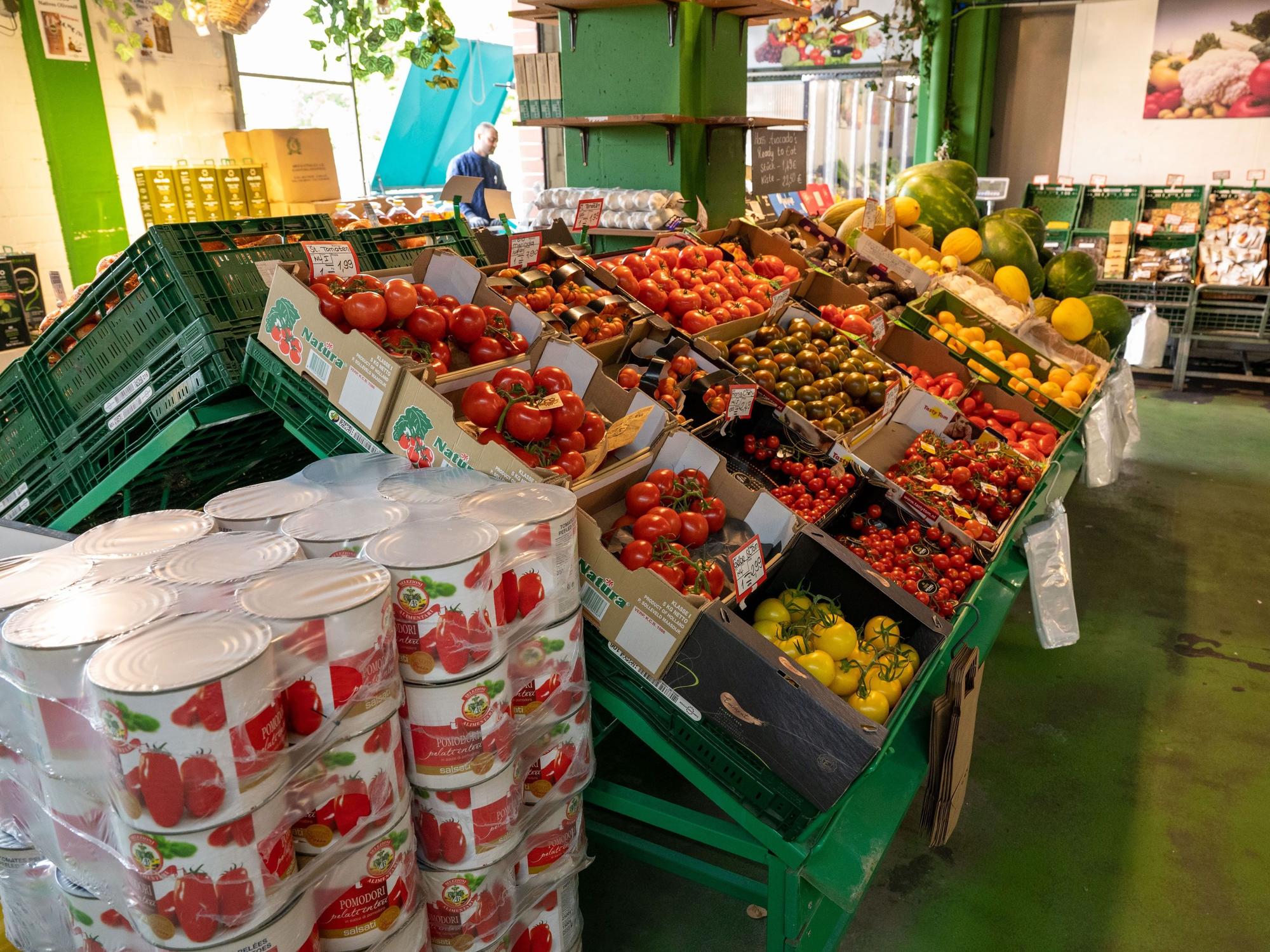 Obst und Gemüse in Kisten in einem Geschäft.