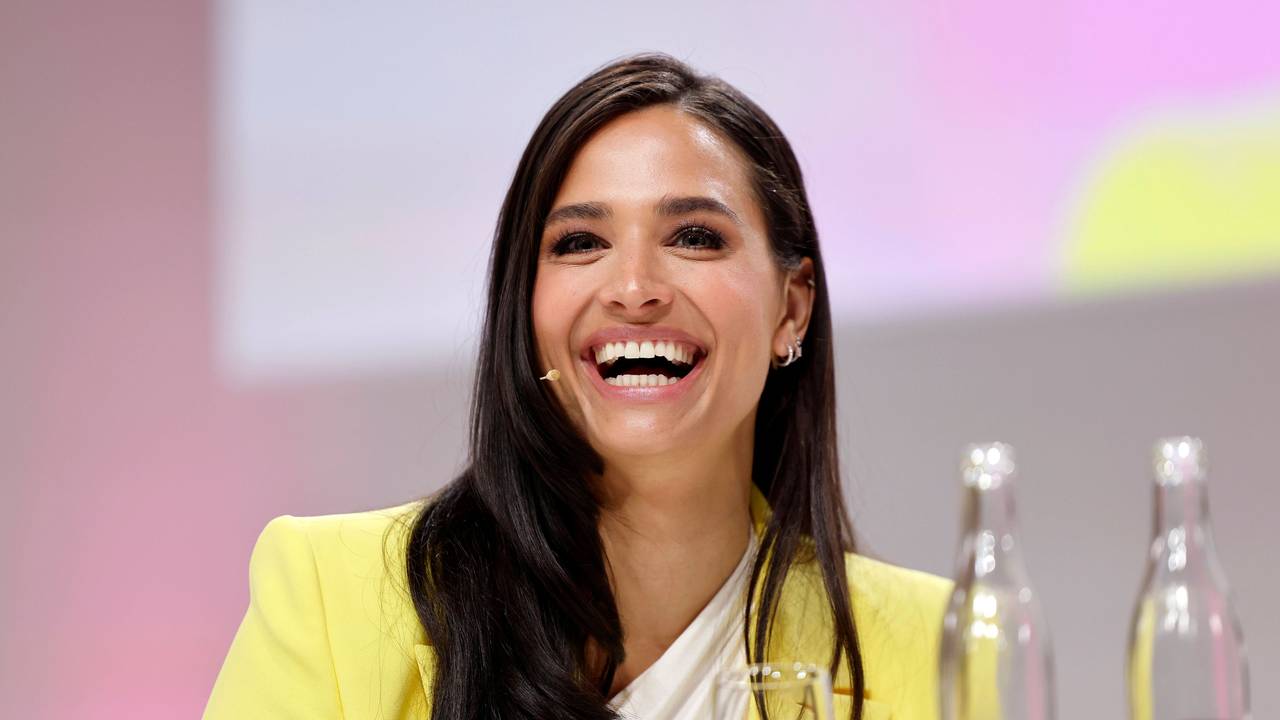 Moderatorin Amira Pocher auf der Schönheits-Messe „Beauty 2024“ in der Messe Düsseldorf.