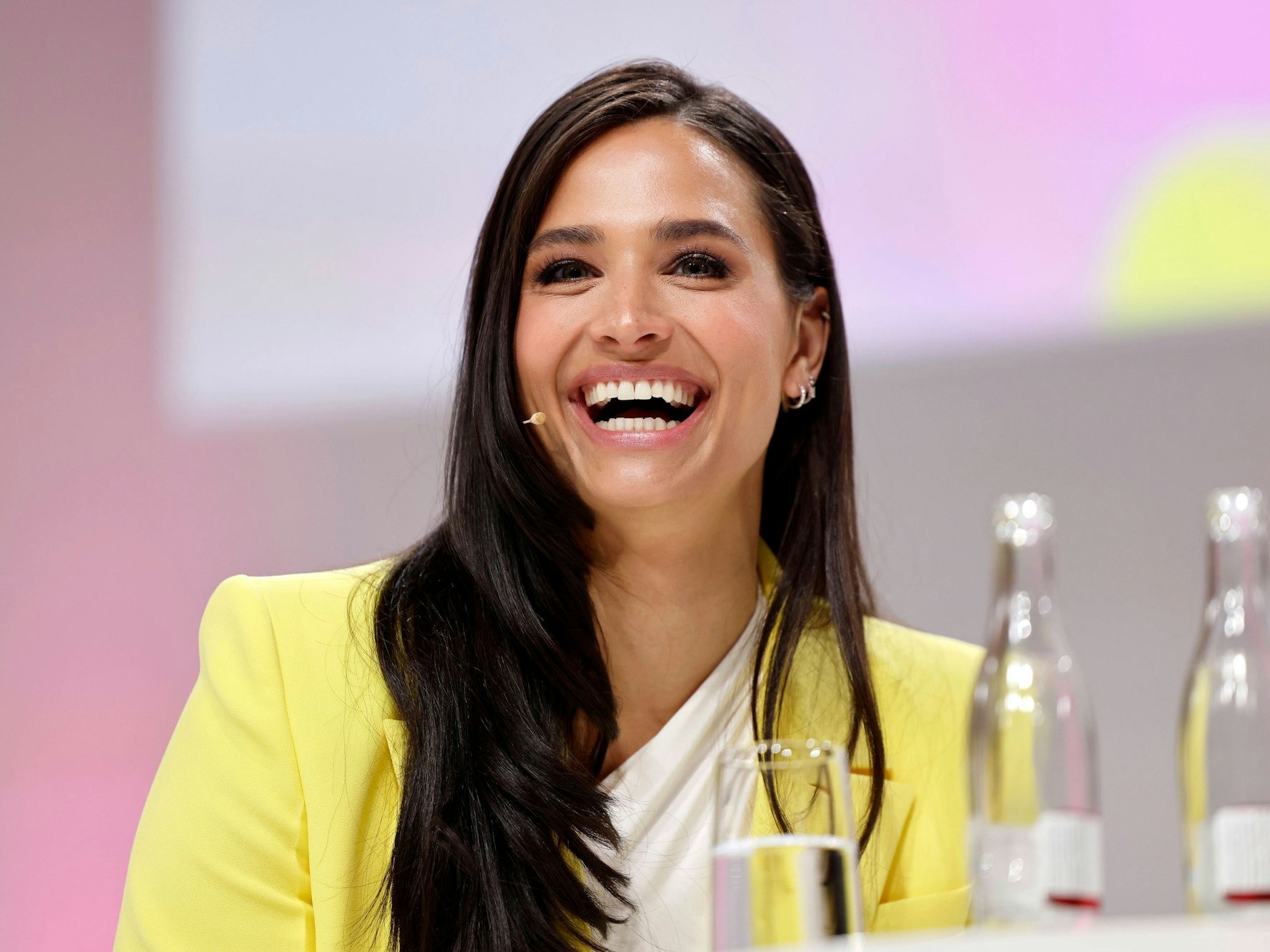 Moderatorin Amira Pocher auf der Schönheits-Messe „Beauty 2024“ in der Messe Düsseldorf.