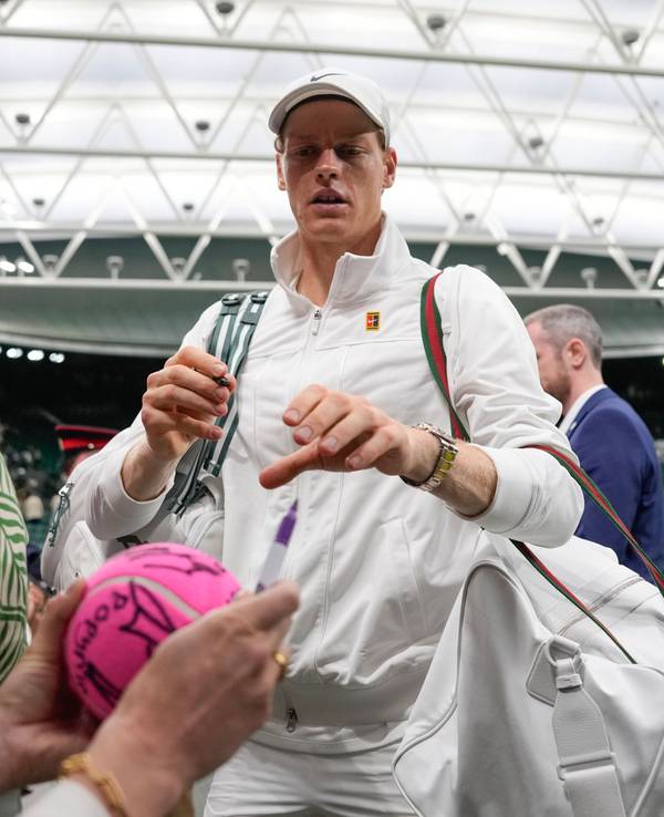 Jannik Sinner gibt nach seinem Sieg gegen Yannick Hanfmann Autogramme.