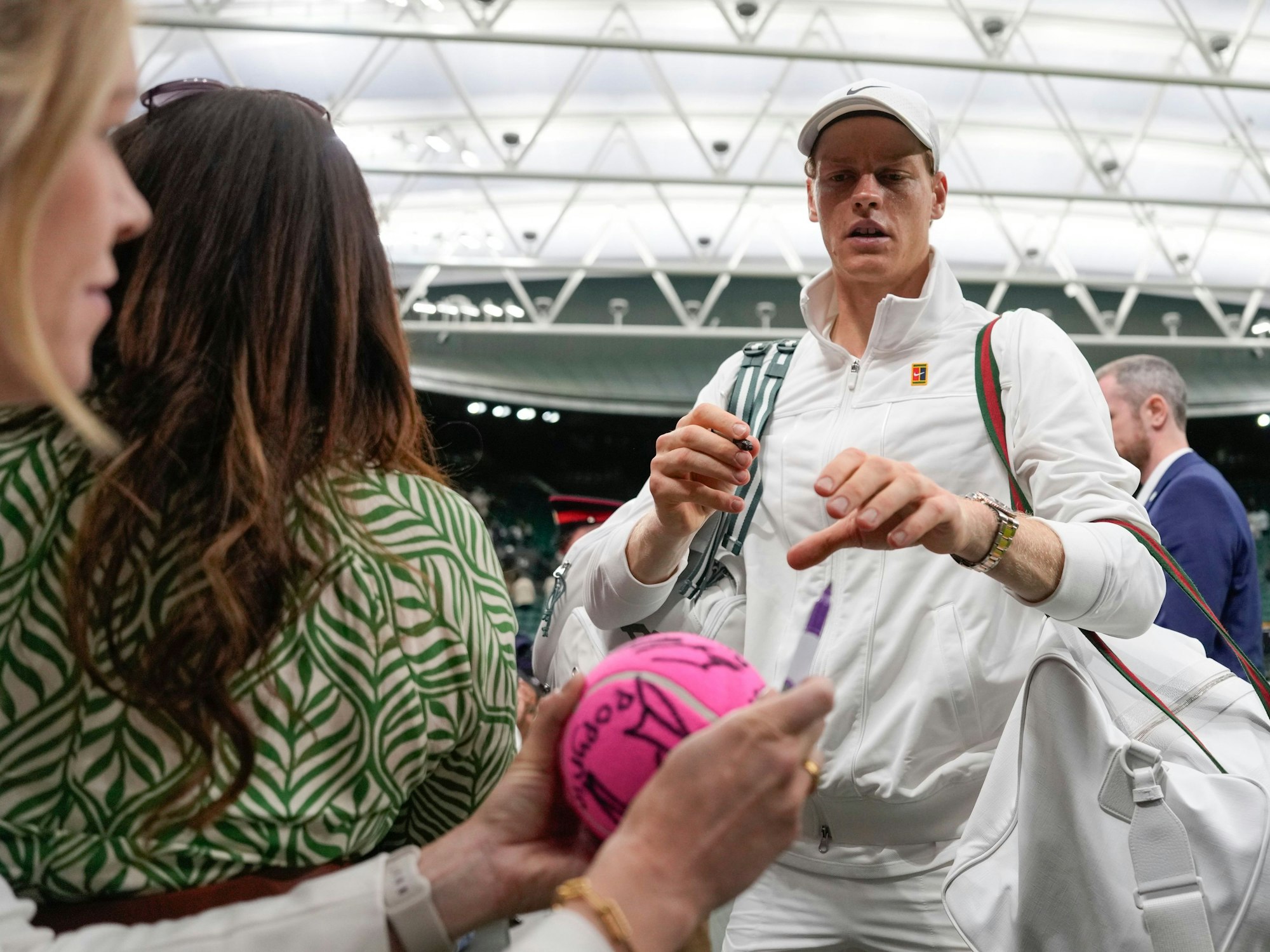 Jannik Sinner gibt nach seinem Sieg gegen Yannick Hanfmann Autogramme.