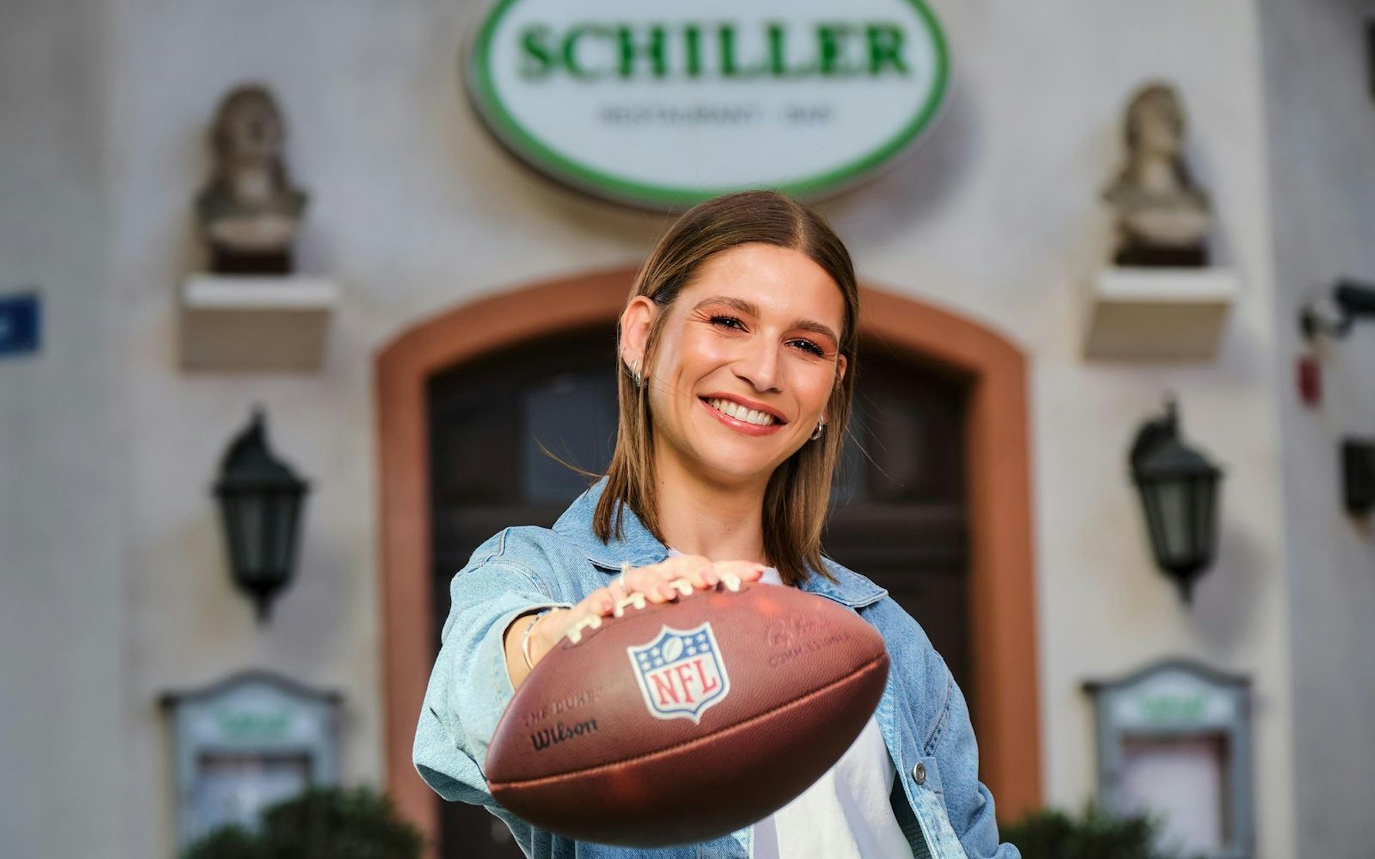 NFL-Moderatorin Jana Wosnitza ist bald in der Kölner Schillerallee, in der RTL-Serie „Unter uns“ zu sehen - in einer Gastrolle. (Bild: RTL / Stefan Behrens)