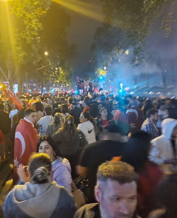 Türkische Fans feiern auf dem Hohenzollernring den Sieg gegen Österreich bei der Fußball-EM 2024.