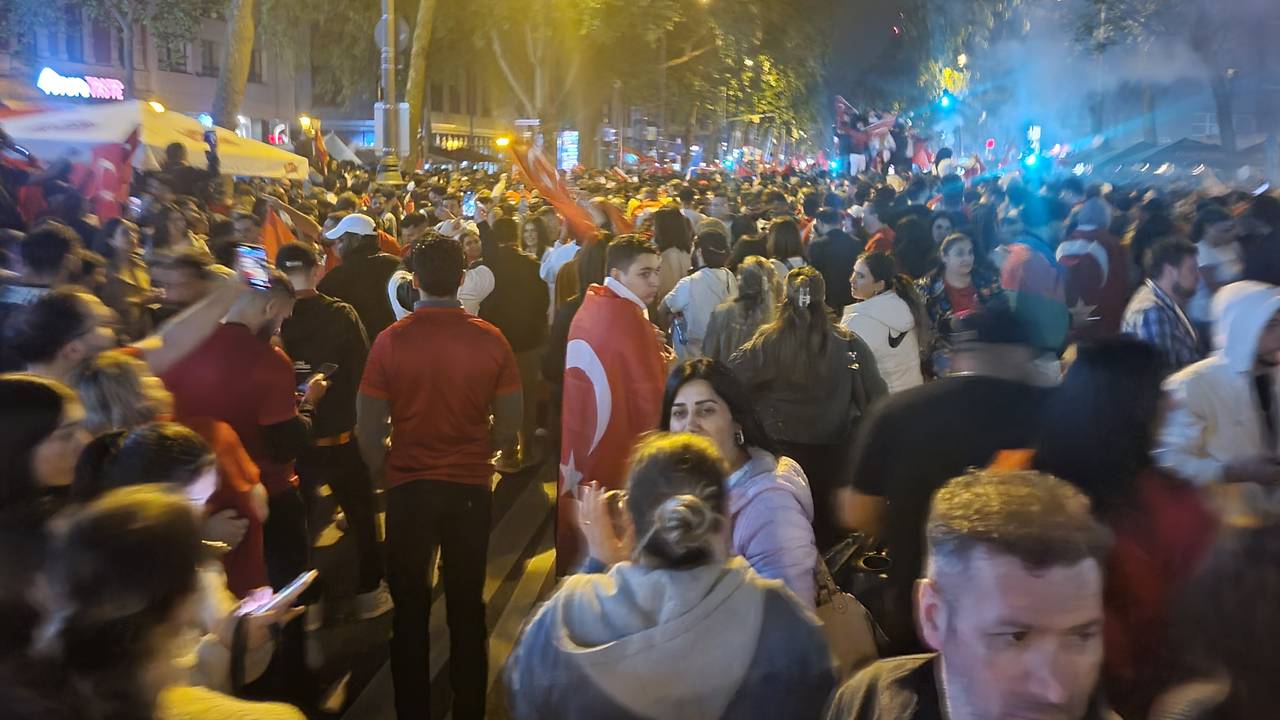 Türkische Fans feiern auf dem Hohenzollernring den Sieg gegen Österreich bei der Fußball-EM 2024.