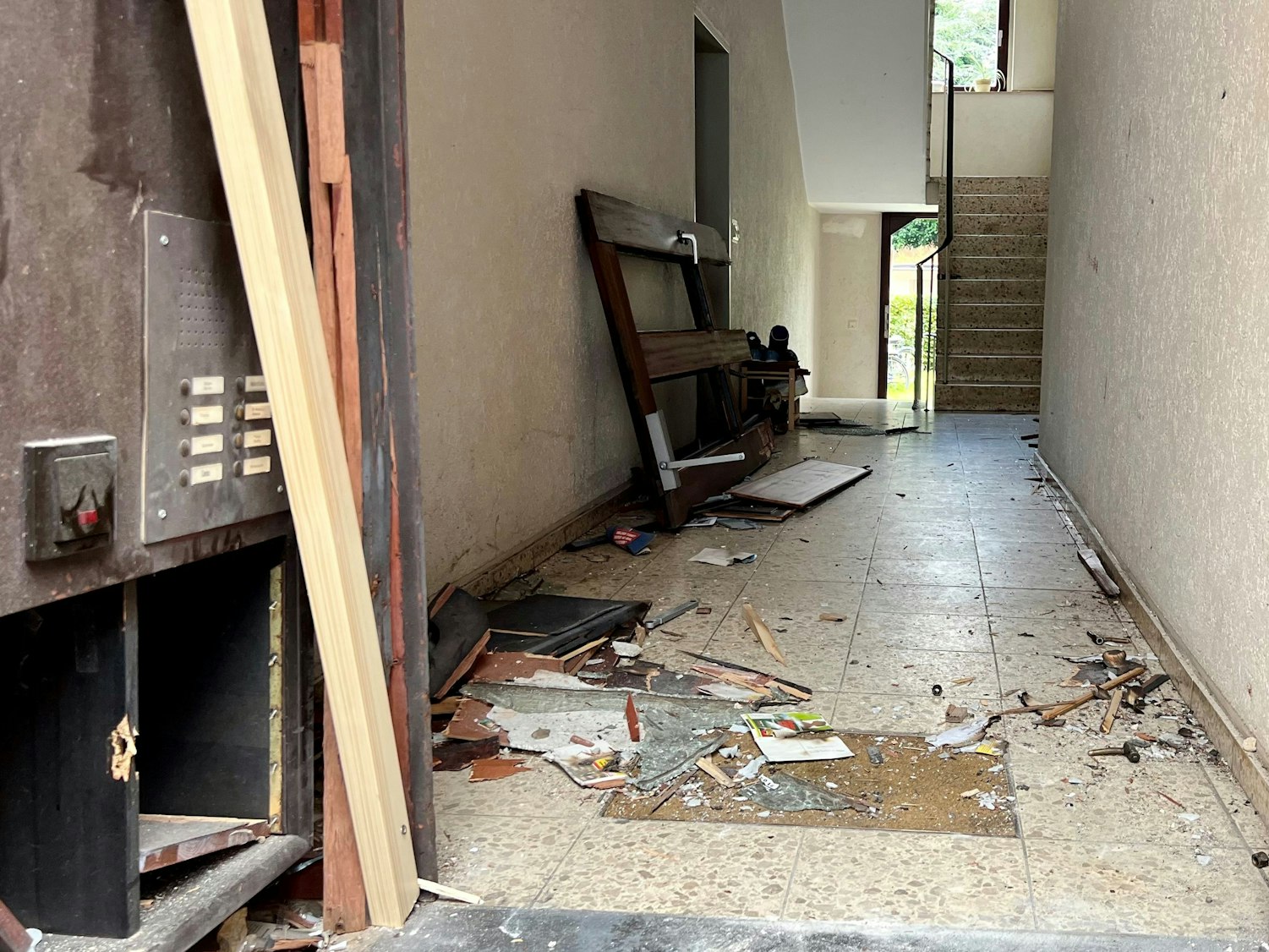 Schutt liegt nach einer Explosion auf dem Boden.