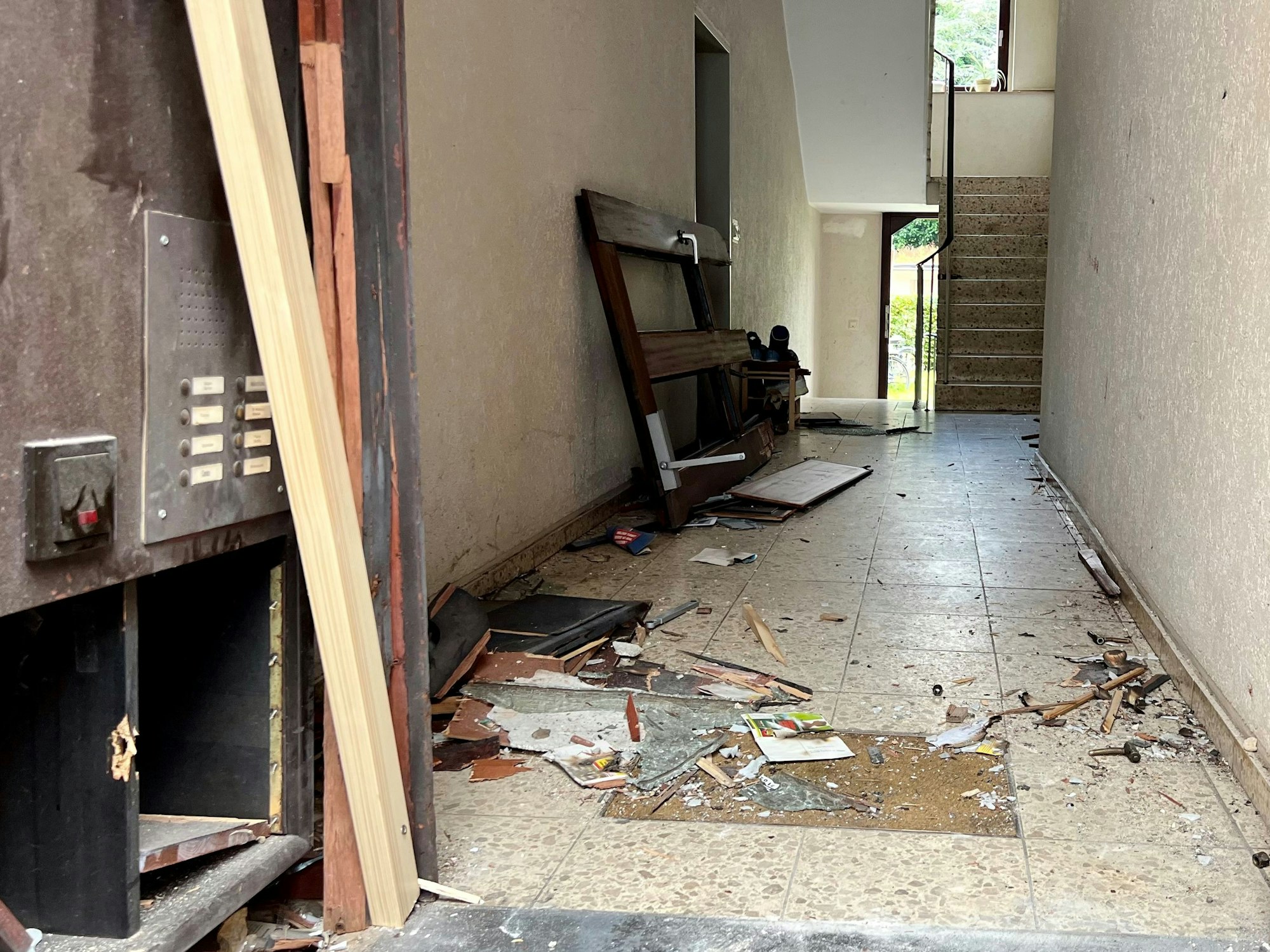 Schutt liegt nach einer Explosion auf dem Boden.