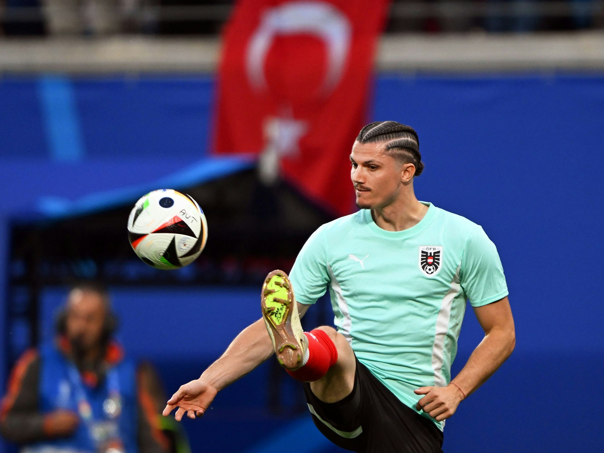 Österreichs Marcel Sabitzer wärmt sich vor dem Spiel auf.