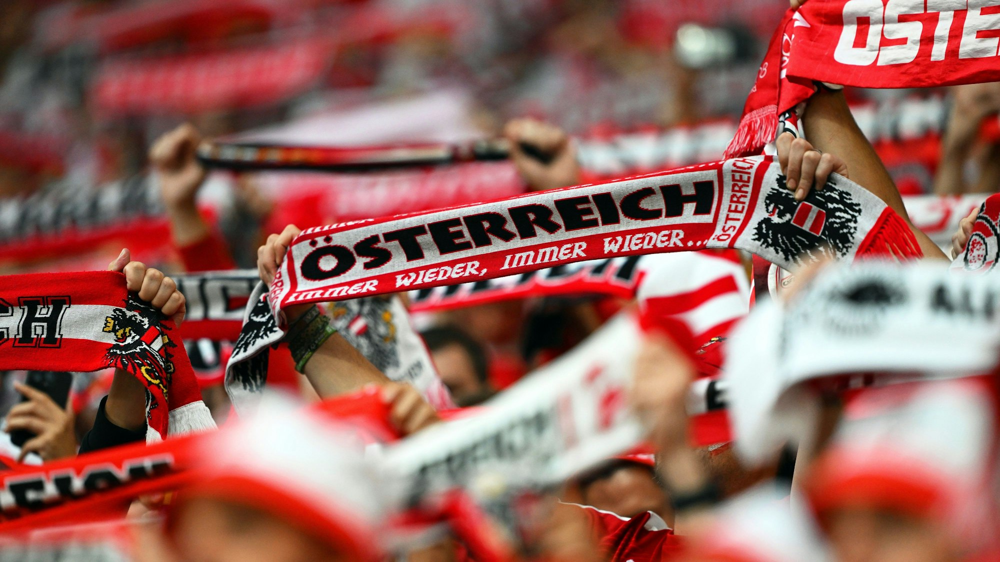 Fans von Österreich feuern vor Spielbeginn ihre Mannschaft an.