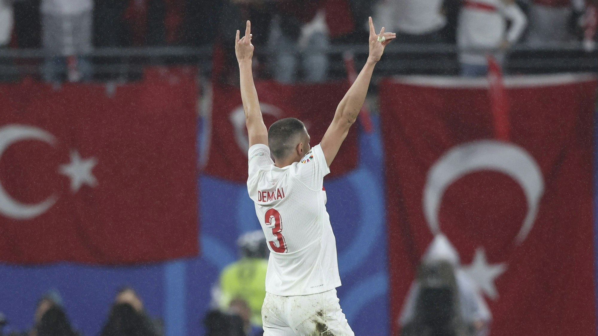 Merih demiral feiert sein Tor zum 2:0 für die Türkei im EM-Achtelfinale gegen Österreich mit dem Wolfsgruß.