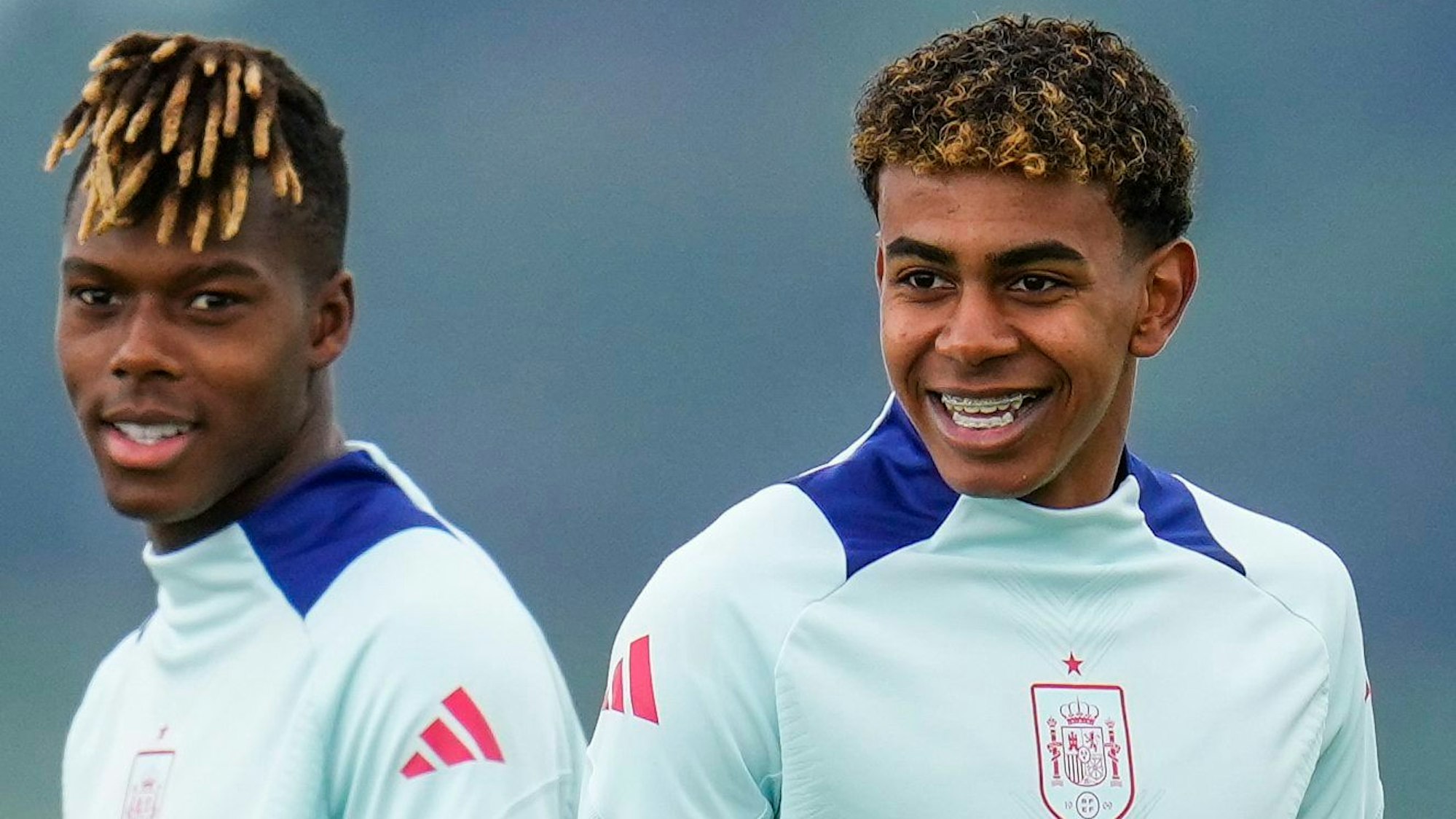 Nico Williams mit Lamine Yamal im Training.