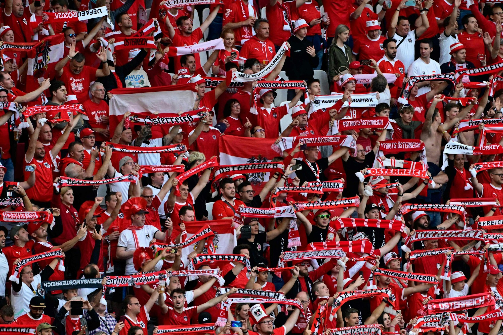 Die österreichischen Fans am Dienstag (2. Juli 2024) vor dem EM-Achtelfinale gegen die Türkei in Leipzig.