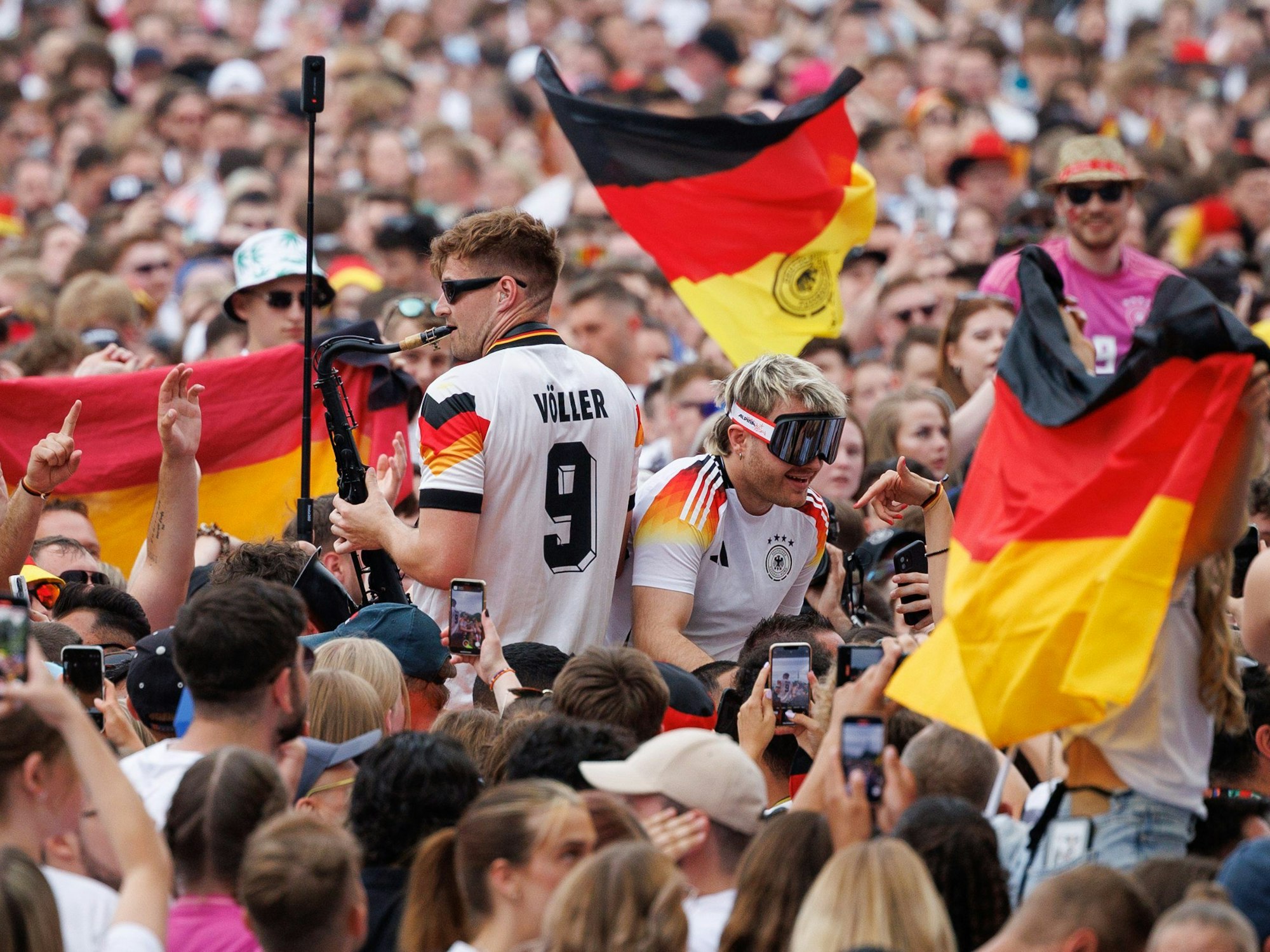 Andre Schnura (l) und der deutsche Rapper Ski Aggu (r).