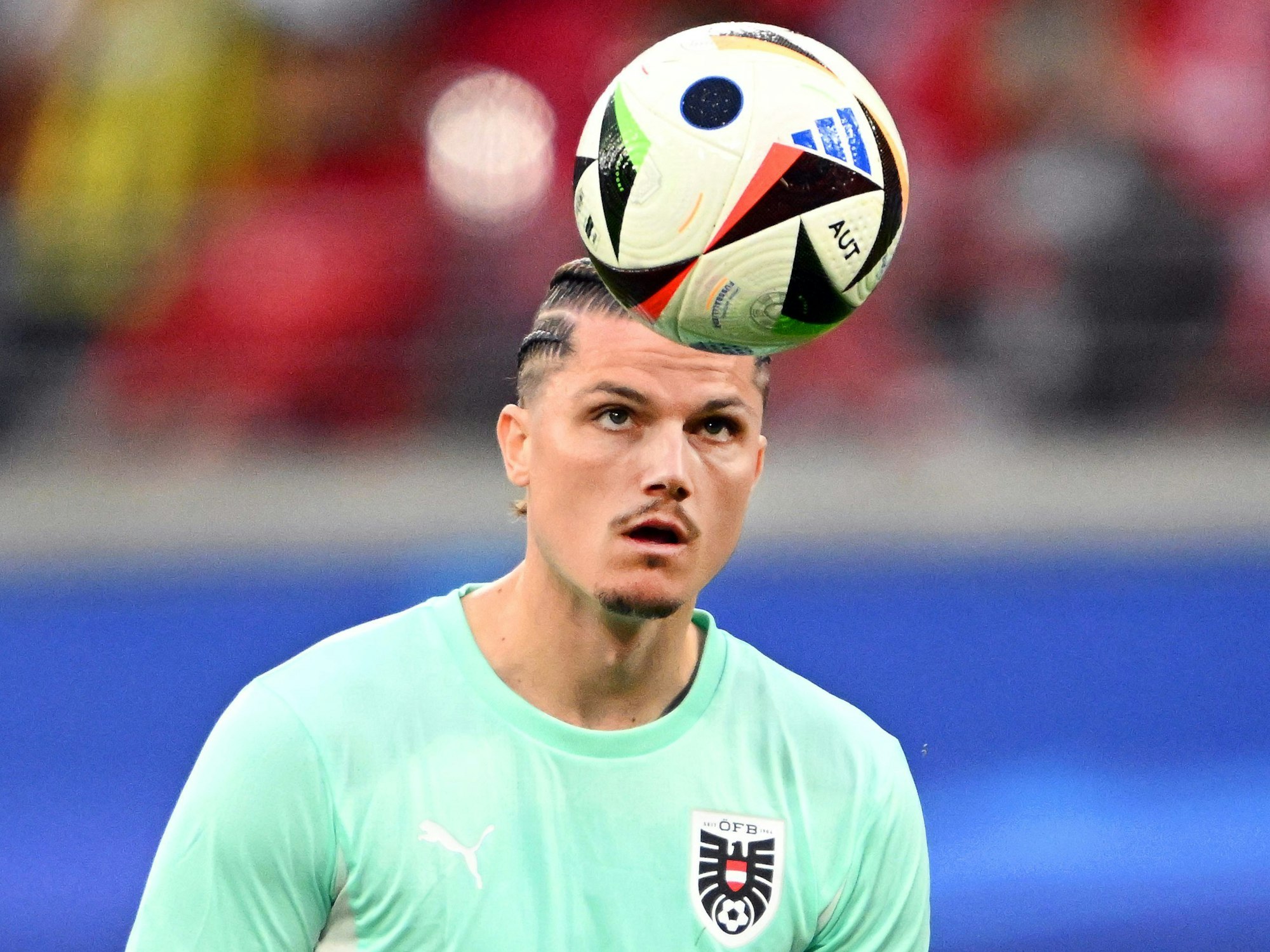 Österreichs Marcel Sabitzer wärmt sich vor dem Spiel auf.