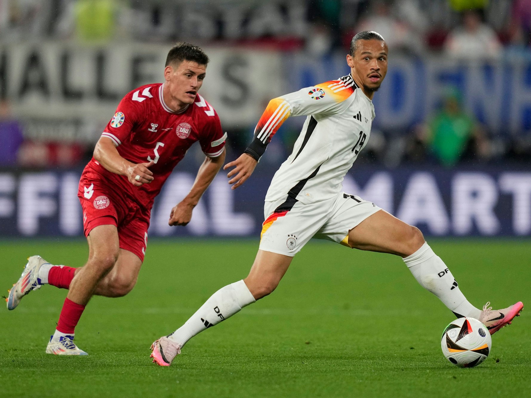 Leroy Sané im Duell mit Joakim Maehle.
