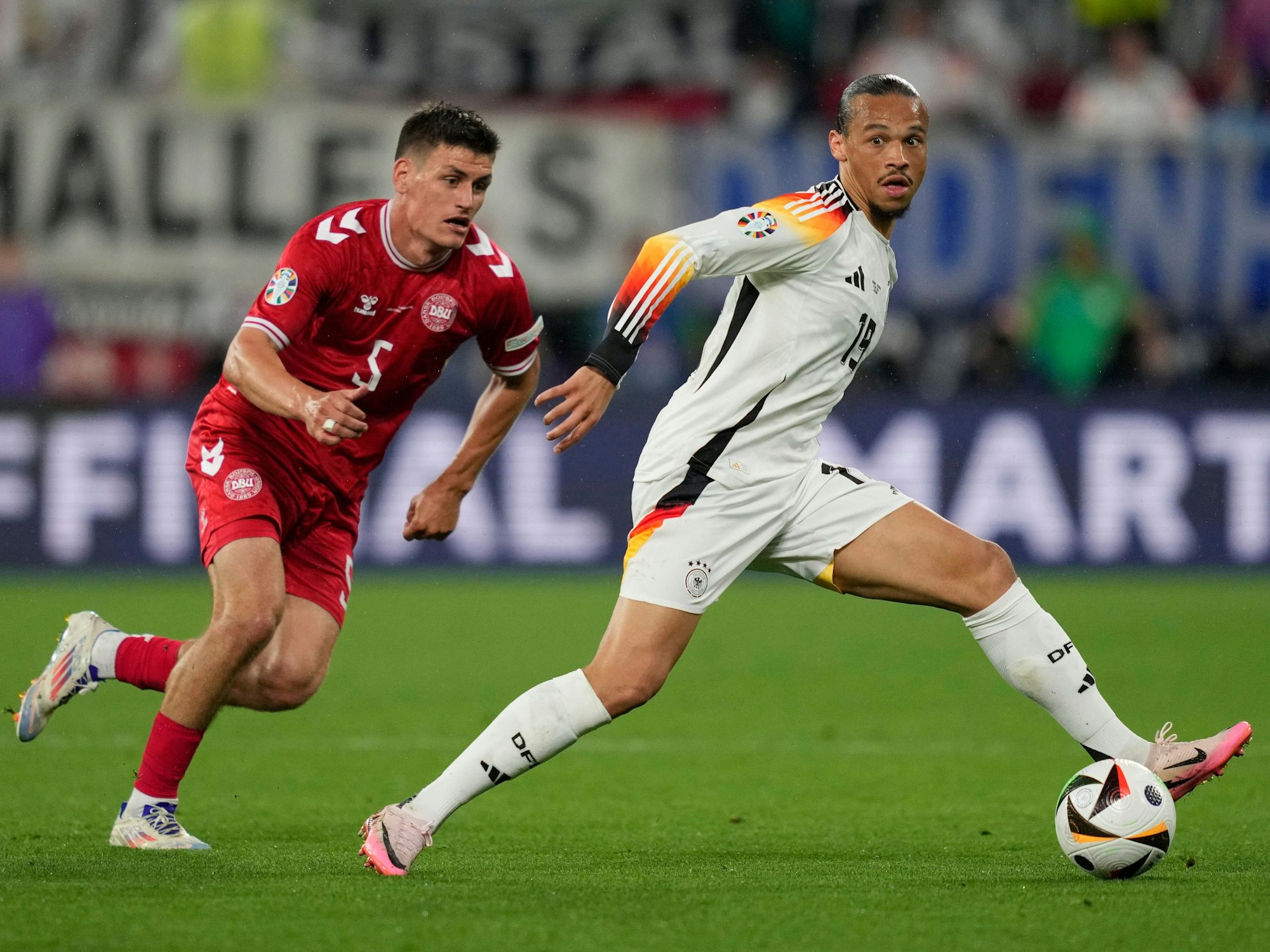 Leroy Sané im Duell mit Joakim Maehle.
