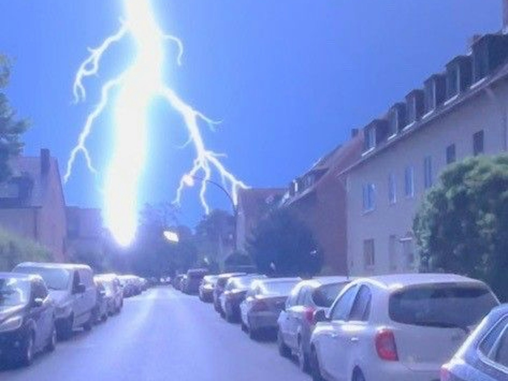 Ein heftiger Blitz zuckt am Kölner Himmel.