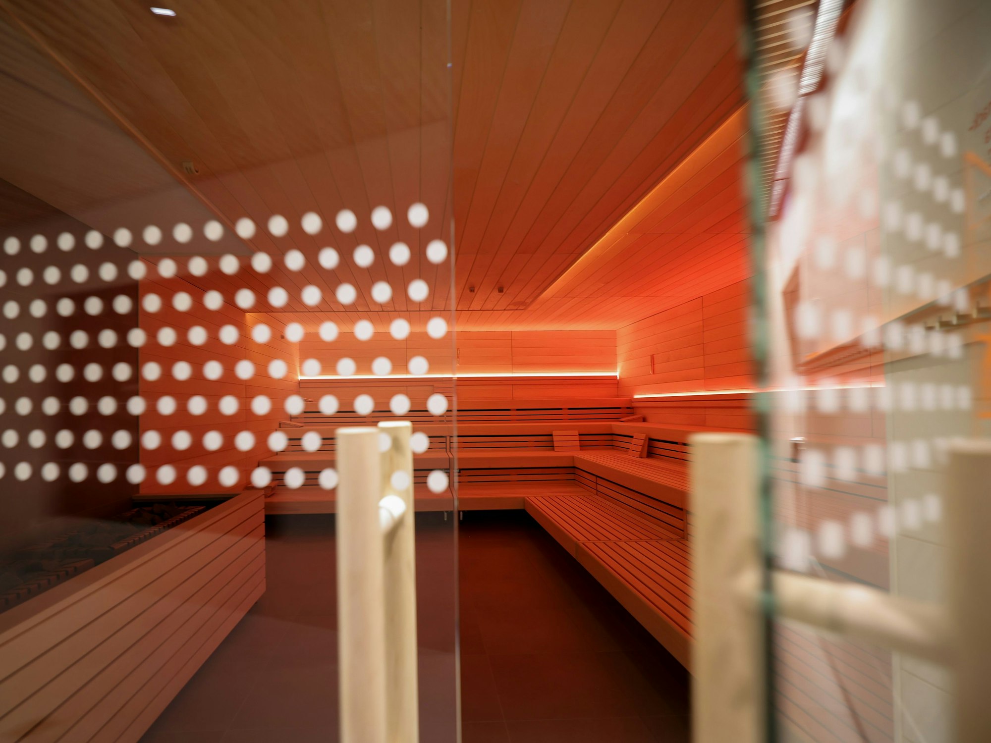 Blick in eine Sauna in der umgebauten und erweiterten Alsterschwimmhalle.