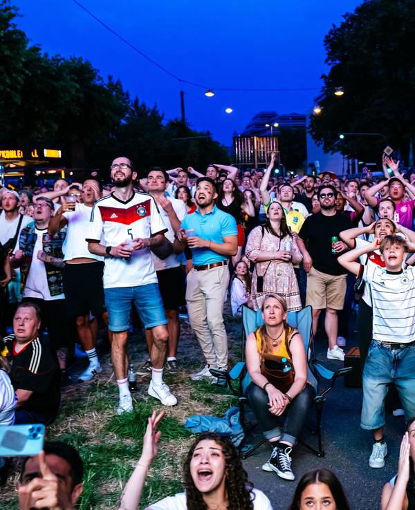 Fans beim Public Viewing am Rheinufer.