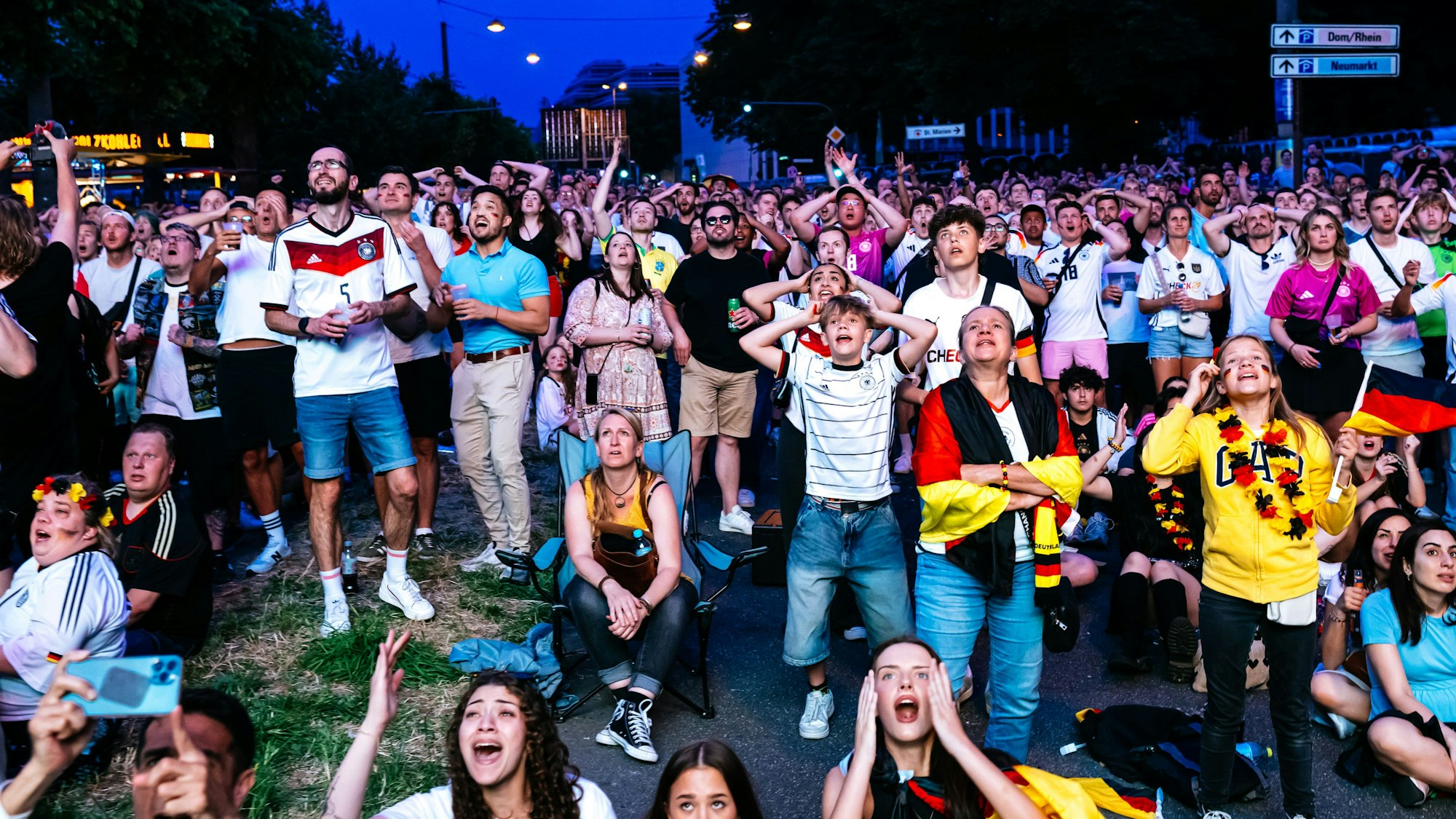 Fans beim Public Viewing am Rheinufer.
