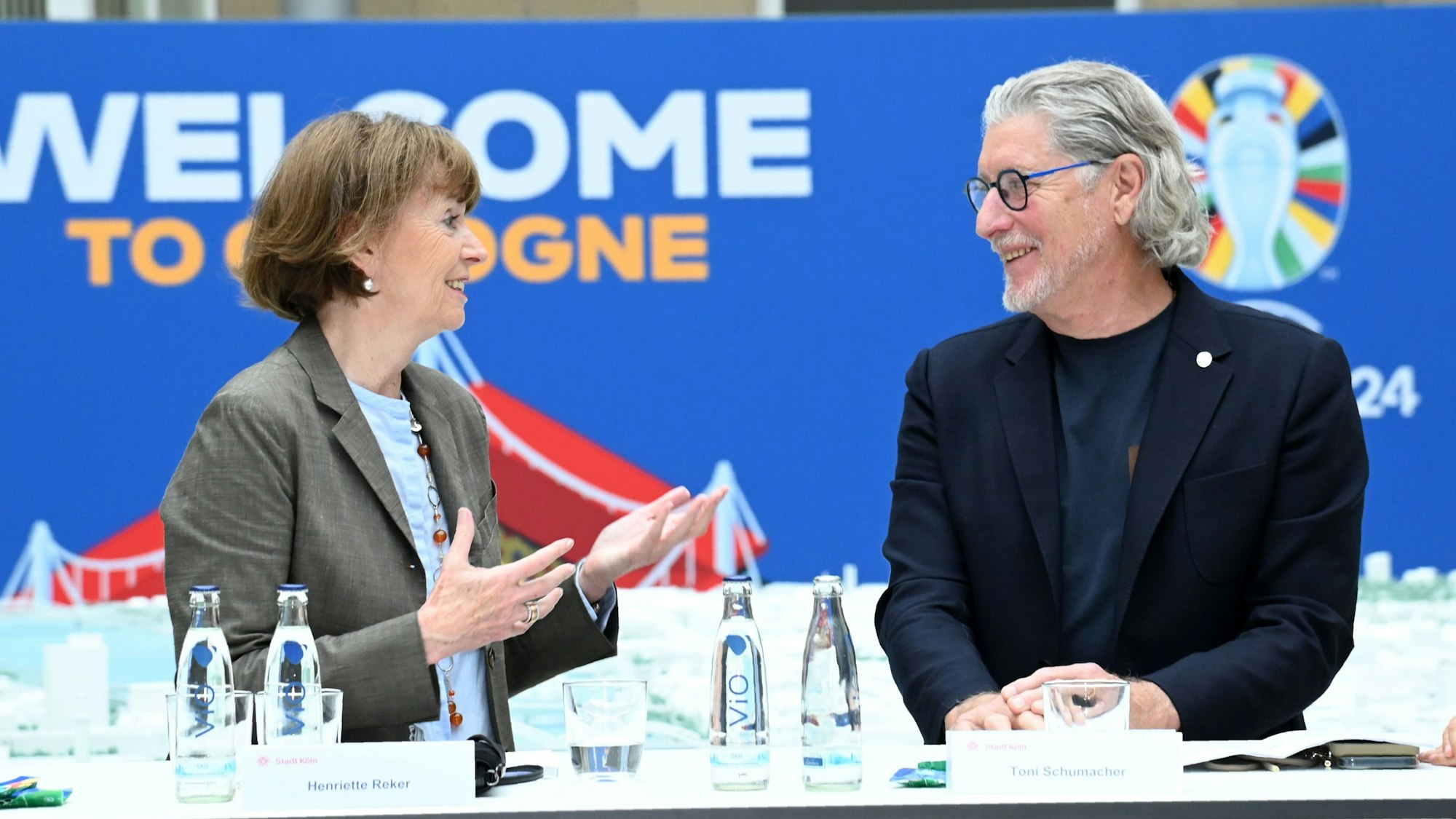 Oberbürgermeisterin Henriette Reker zieht Bilanz mit Toni Schumacher.