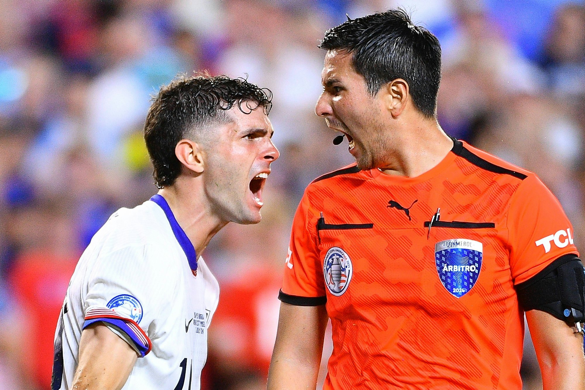 Christian Pulisic und Schiedsrichter Kevin Ortega schreien sich gegenseitig an.