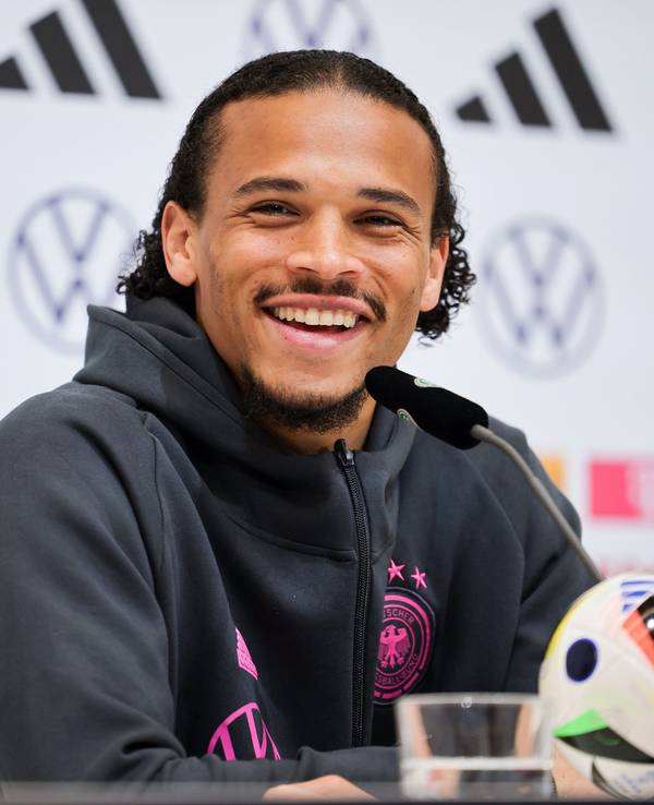 Leroy Sané spricht auf einer Pressekonferenz.