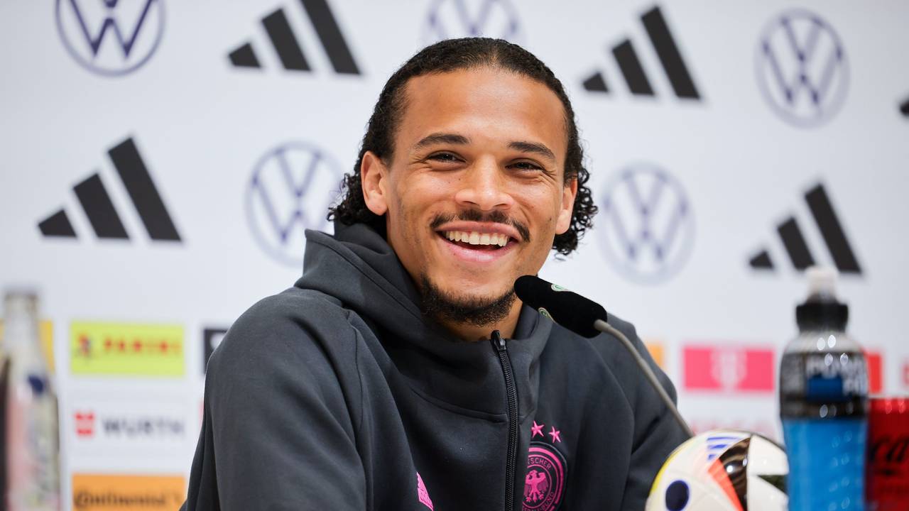 Leroy Sané spricht auf einer Pressekonferenz.