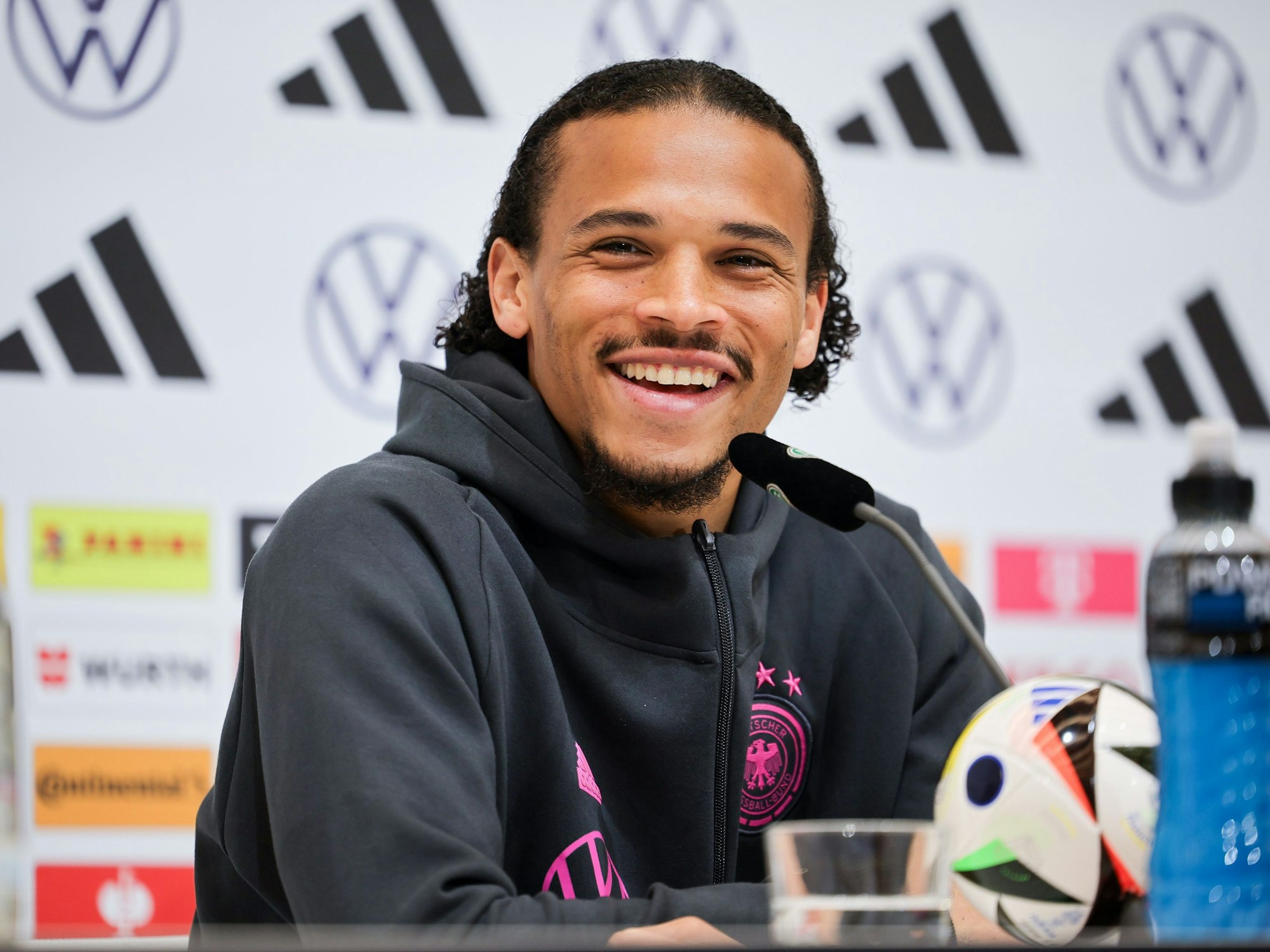 Leroy Sané spricht auf einer Pressekonferenz.