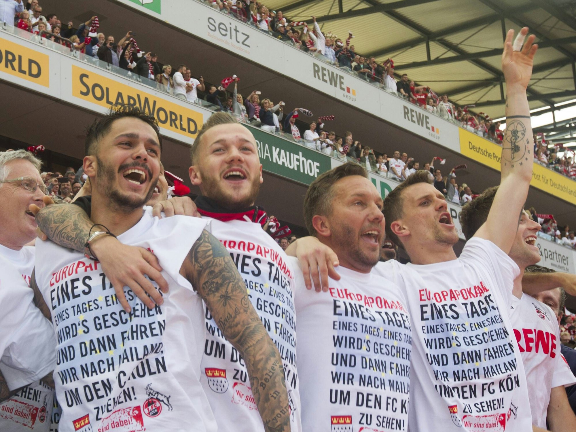 Die ehemaligen FC-Profis Leonardo Bittencourt, Marcel Hartel, Co-Trainer Manfred Schmid und Simon Zoller (v.l.) bei den Feierlichkeiten zum Erreichen des Europapokals im Rhein-Energie-Stadion.