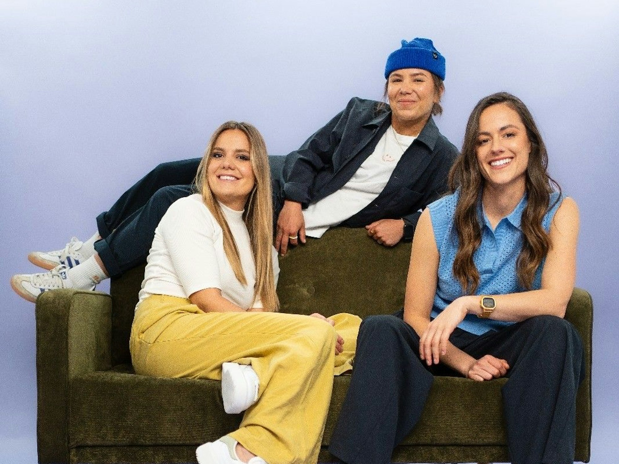 Podcasterin, Autorin und EXPRESS-QUEER-AWARDS-Gewinnerin 2023, Ricarda Hofmann („Busenfreundin“), Content Creatorin Miriam Bouaouina und Ex-„Princess Charming“ Irina Schlauch (v.l.) gehen mit „LoveisLive“ wieder auf kleine Deutschland-Tour. Am 19. Juli 2024 treten die Drei in Köln auf.