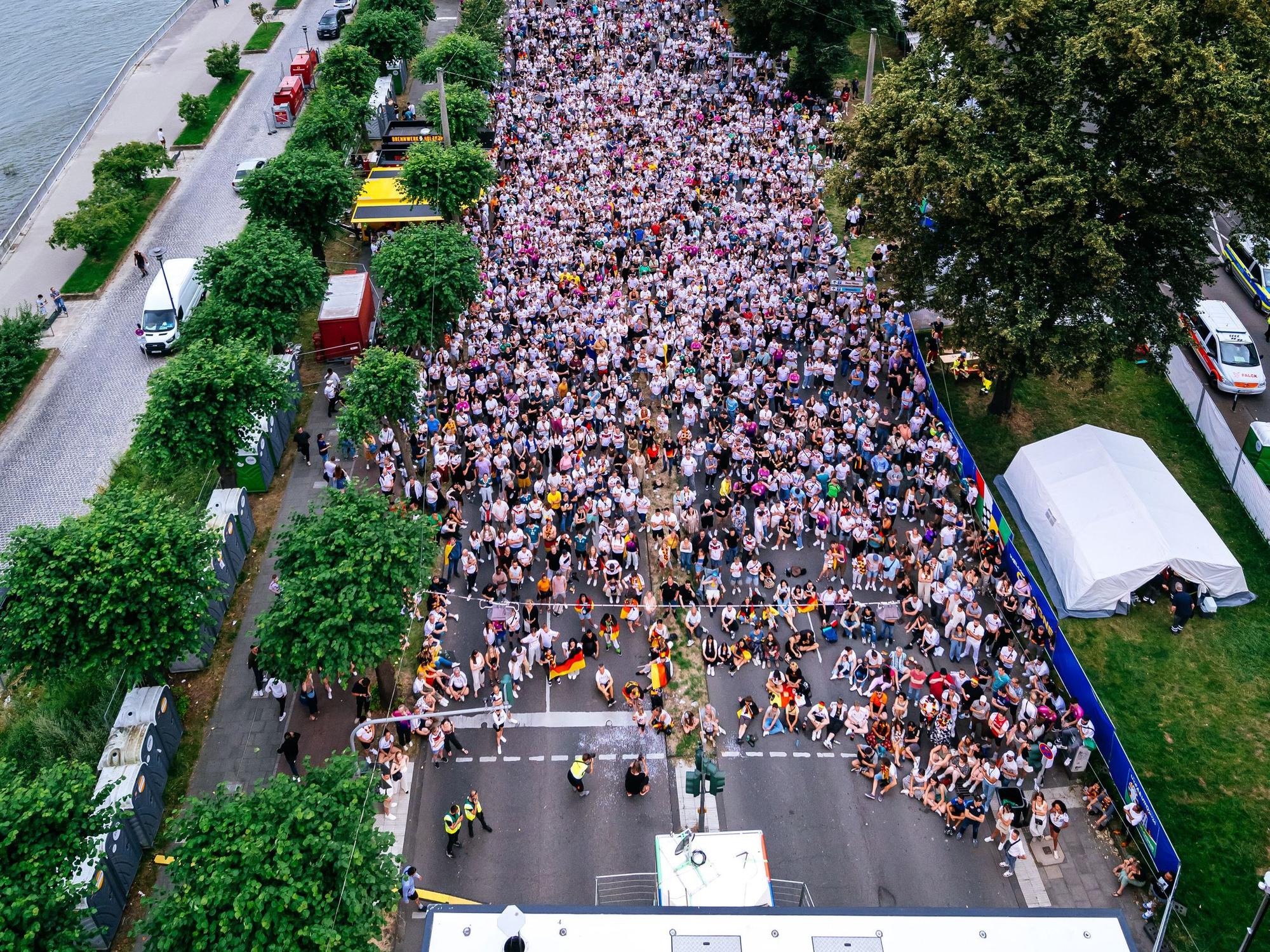 Fans beim Public Viewing am Rheinufer.