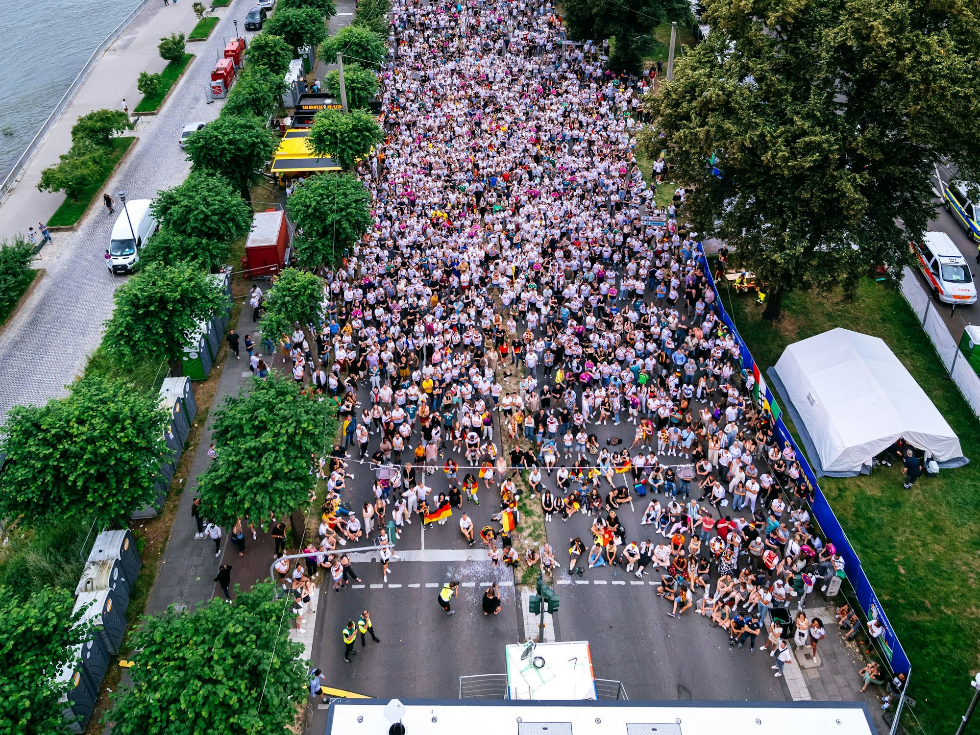 Fans beim Public Viewing am Rheinufer.