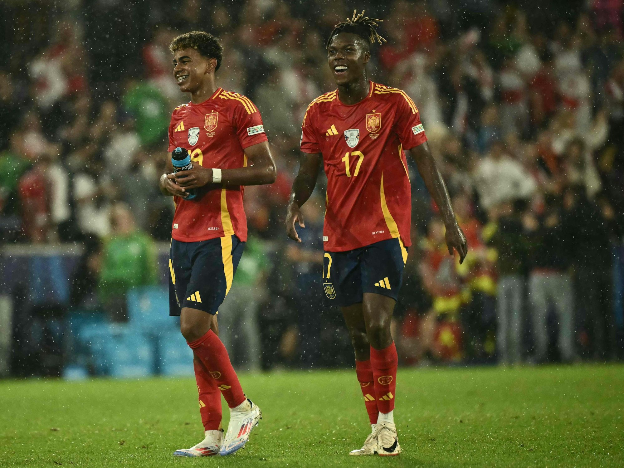 Lamine Yamal und Nico Williams feiern zusammen.